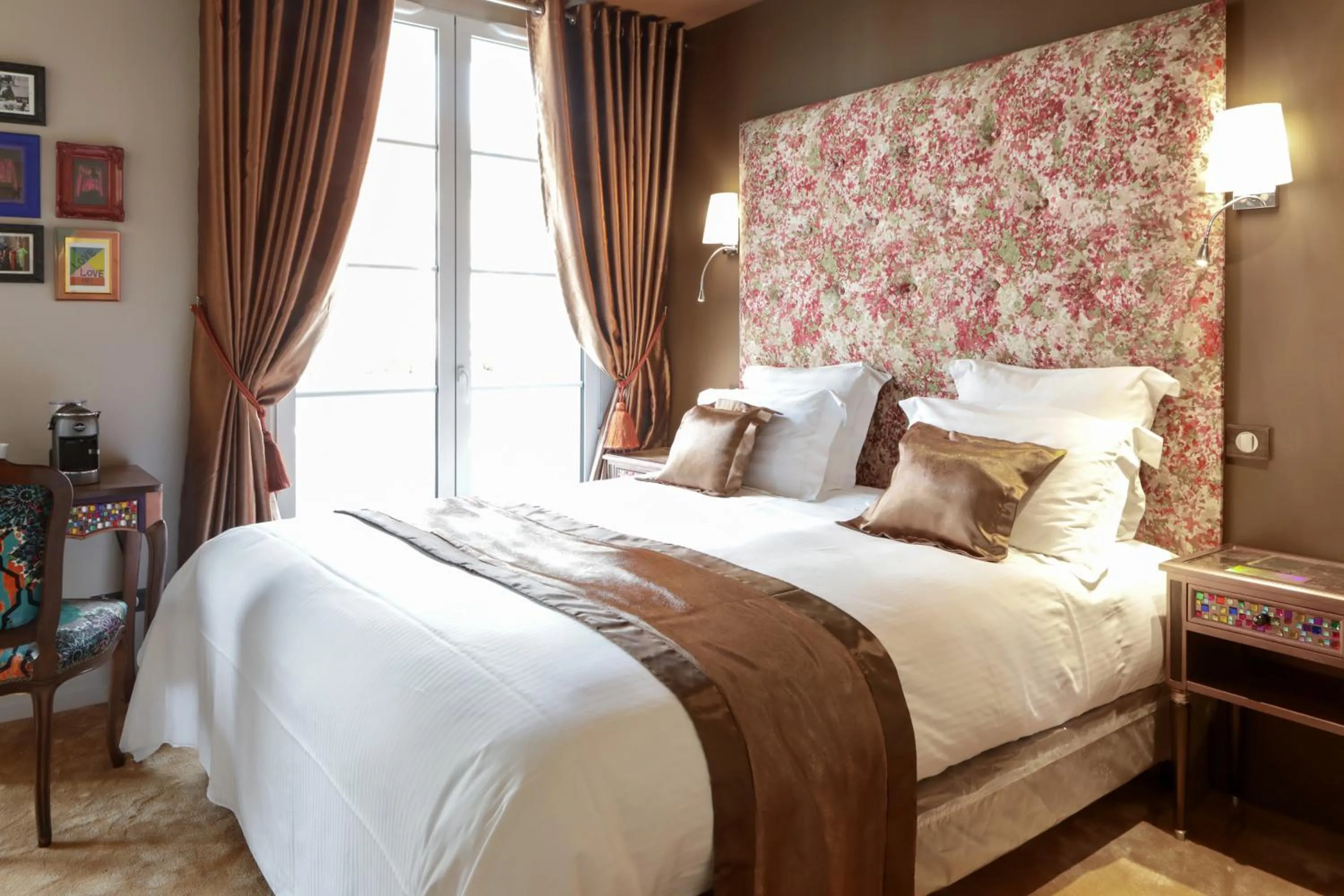 Bed in BRIT HOTEL PRIVILEGE LISIEUX - La Villa des Arts