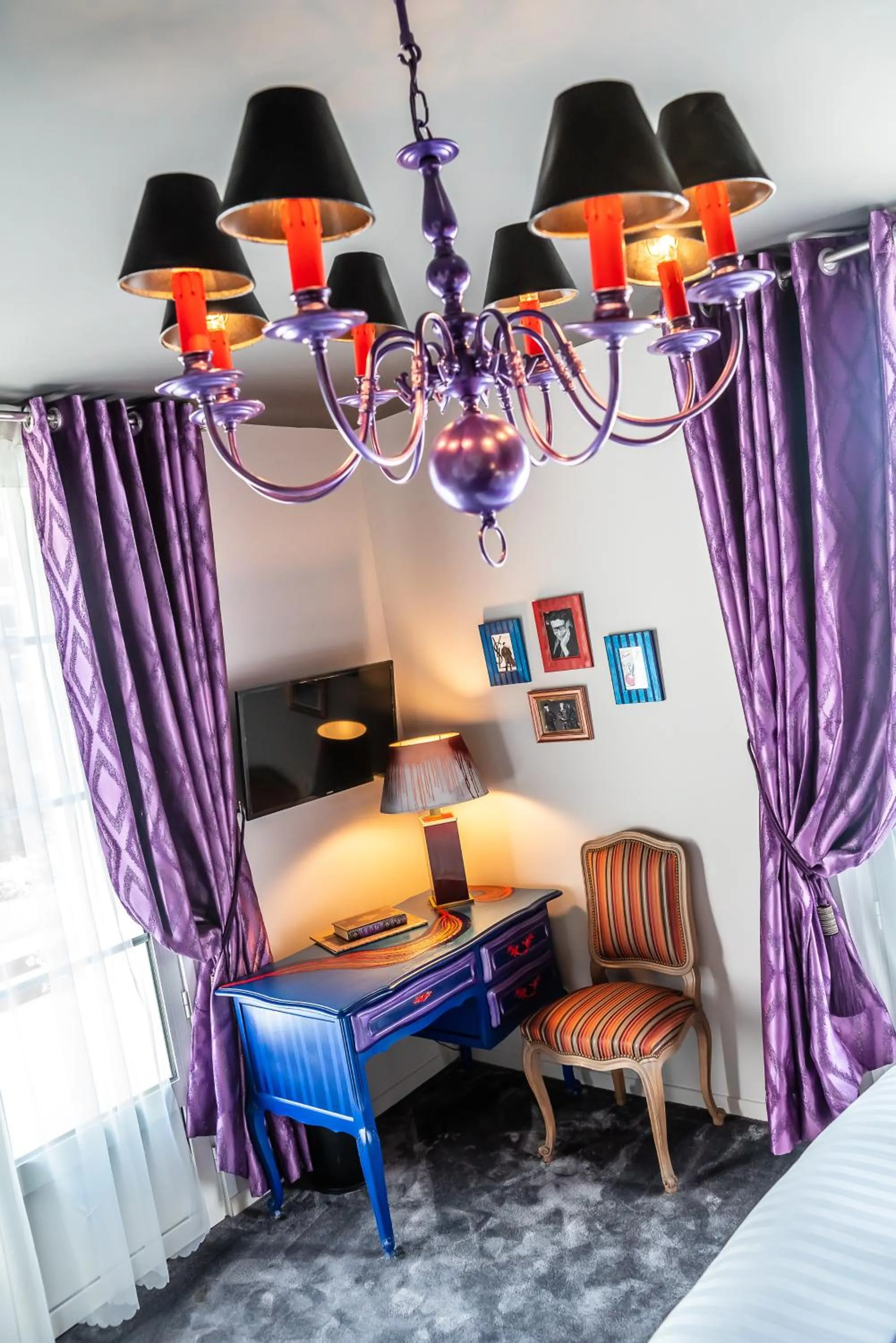 TV and multimedia, Bed in BRIT HOTEL PRIVILEGE LISIEUX - La Villa des Arts