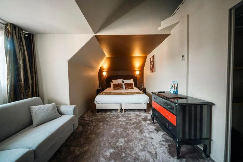 Photo of the whole room, Bed in BRIT HOTEL PRIVILEGE LISIEUX - La Villa des Arts