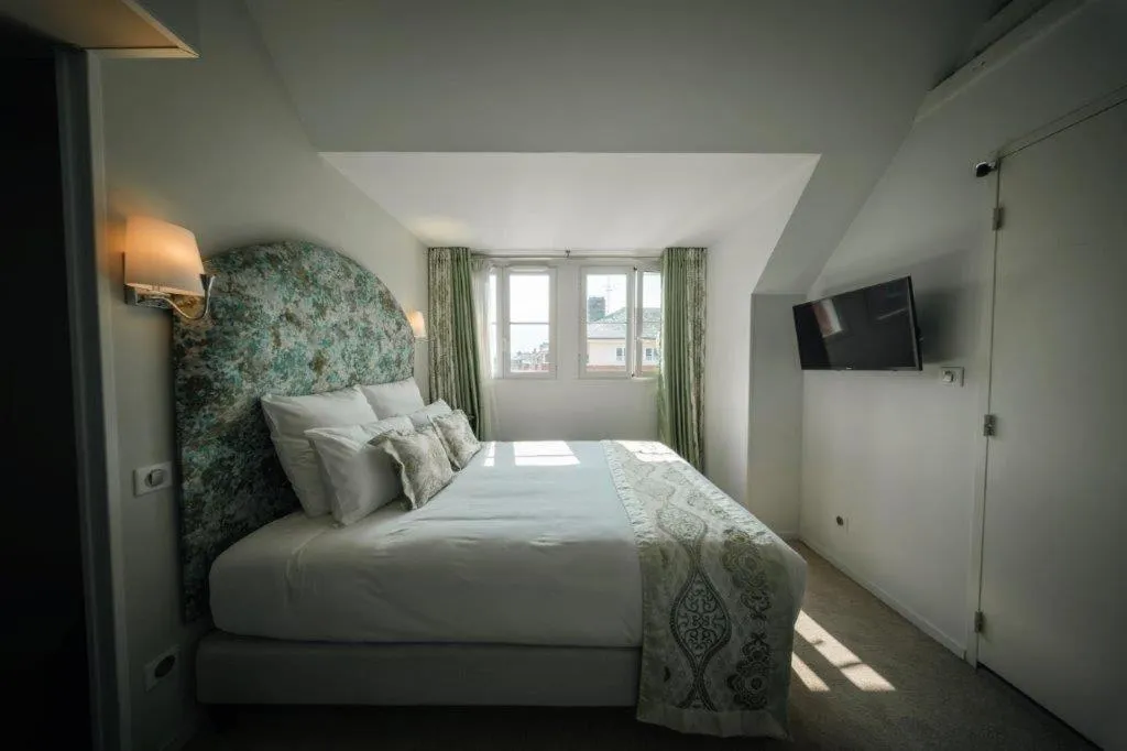 Photo of the whole room, Bed in BRIT HOTEL PRIVILEGE LISIEUX - La Villa des Arts