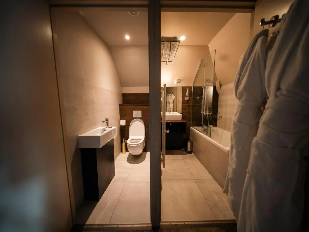 Bathroom, Bed in BRIT HOTEL PRIVILEGE LISIEUX - La Villa des Arts