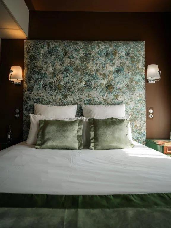 Bedroom, Bed in BRIT HOTEL PRIVILEGE LISIEUX - La Villa des Arts