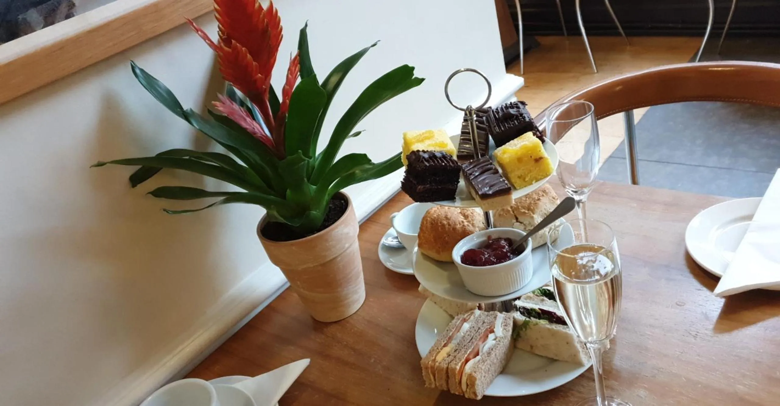 Restaurant/places to eat in The Racquet Club