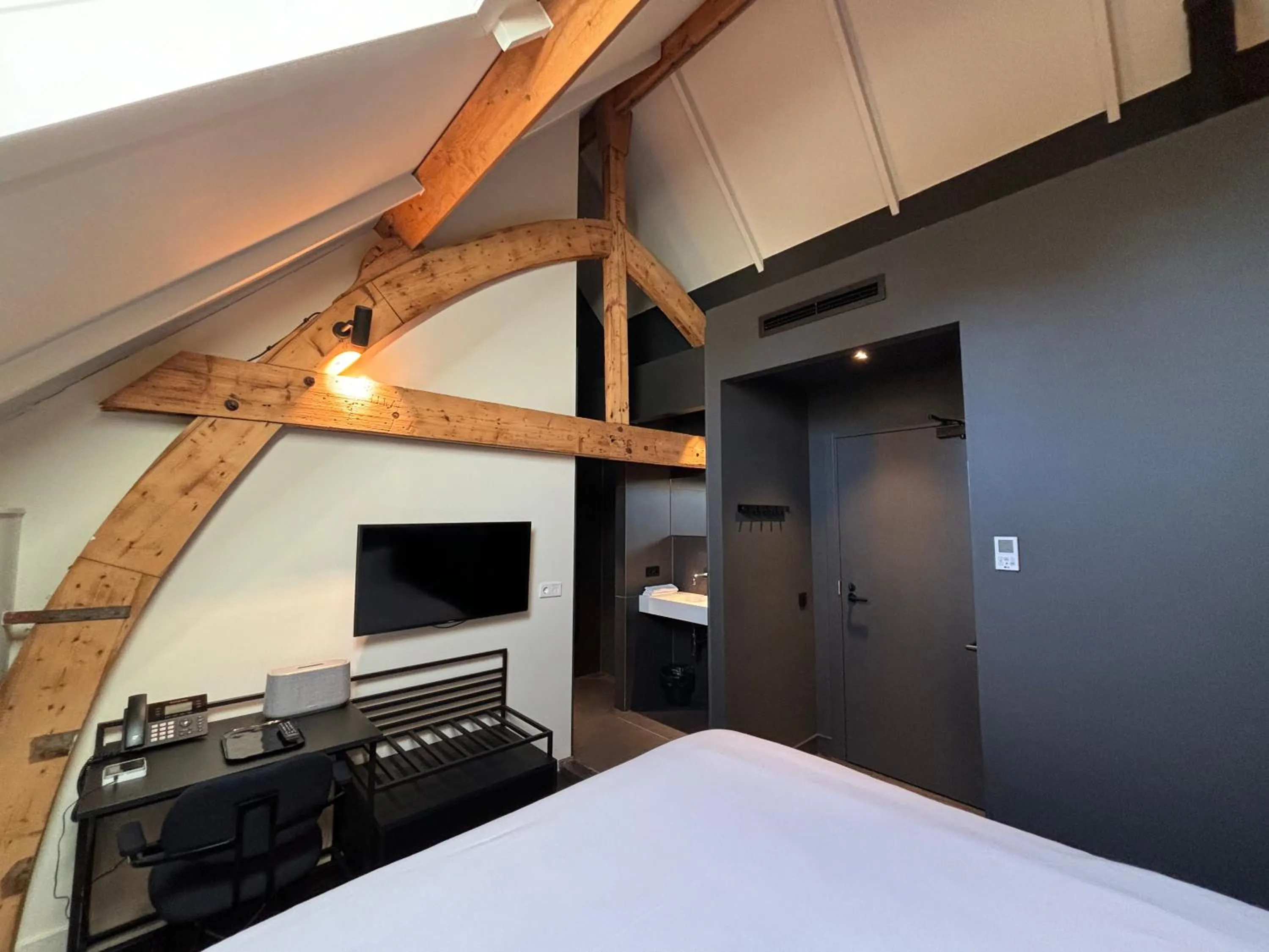 Photo of the whole room, Bed in Kazerne Hotel - Member of Design Hotels