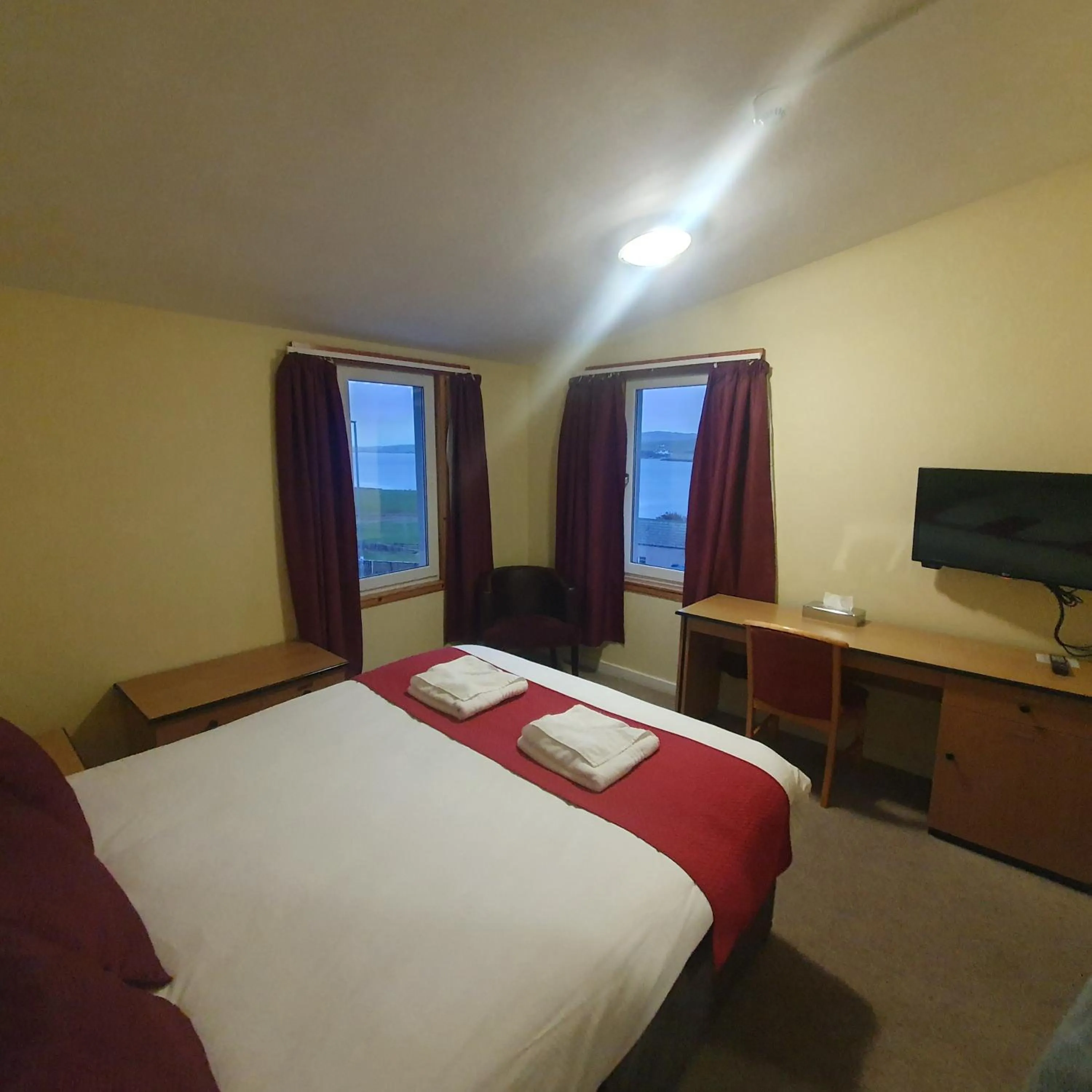 TV and multimedia, Bed in The Brae Hotel