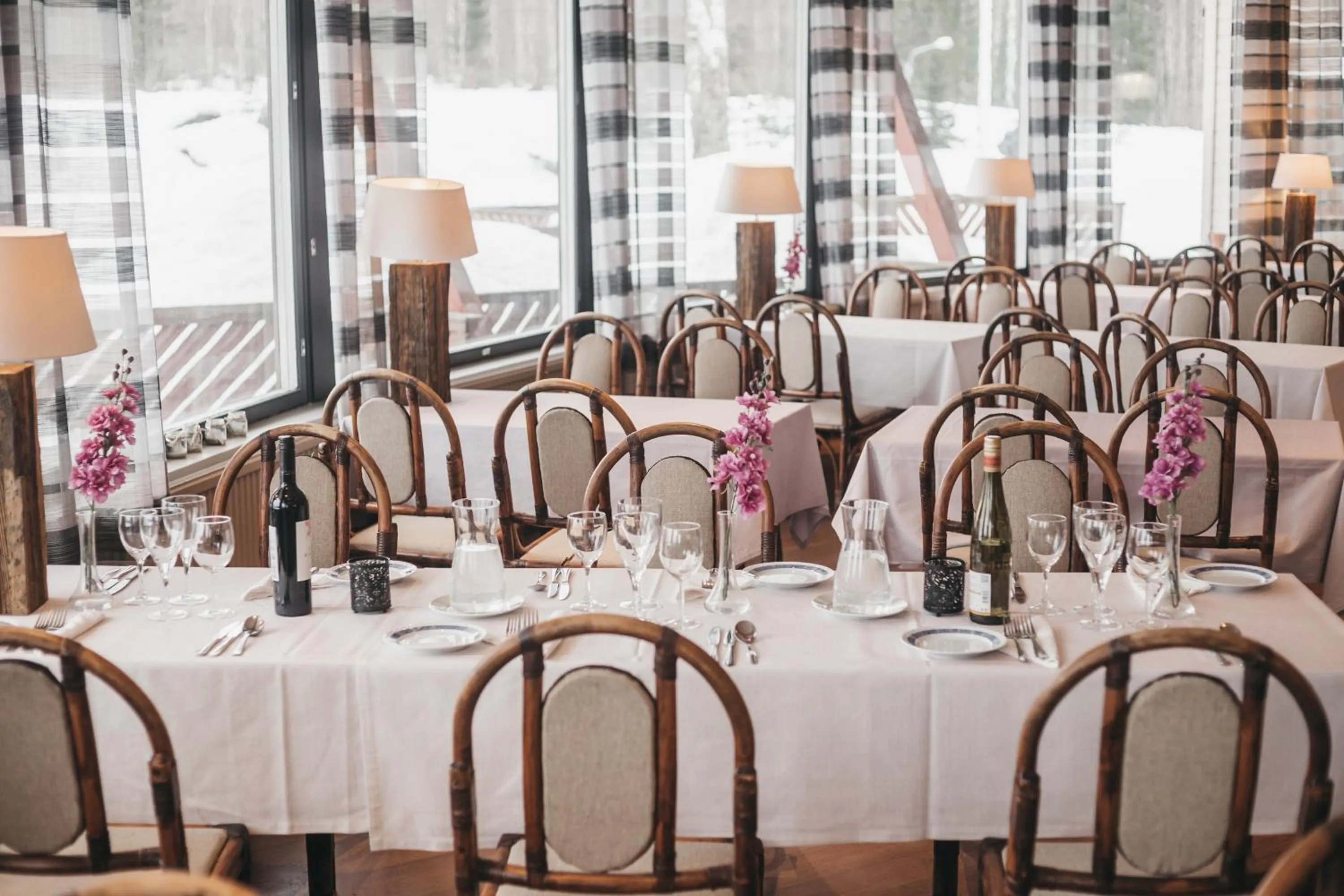 Restaurant/places to eat in Revontuli Resort Glass Igloos