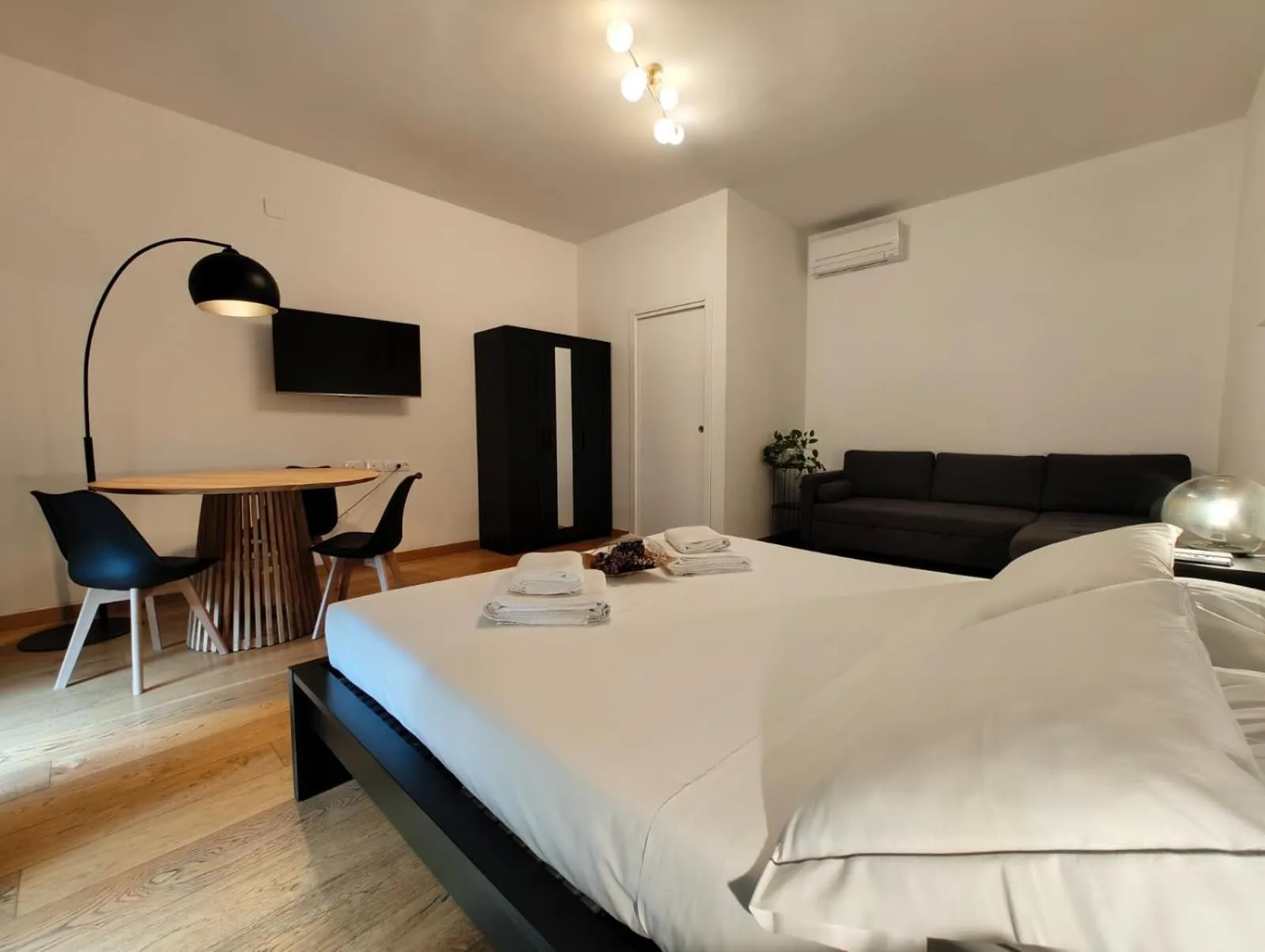 Communal lounge/ TV room, Bed in B&B La Marmora 39