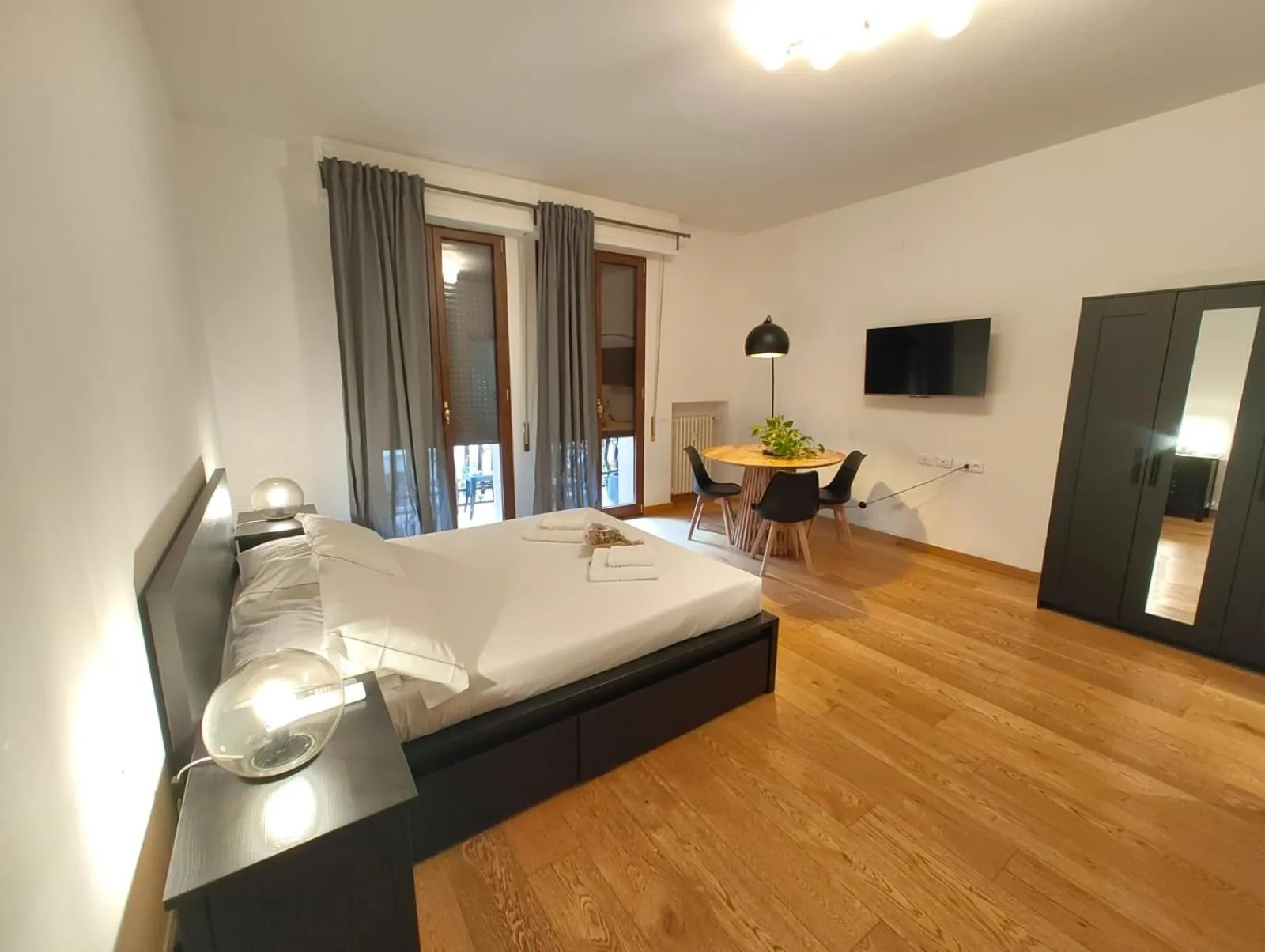 Communal lounge/ TV room in B&B La Marmora 39