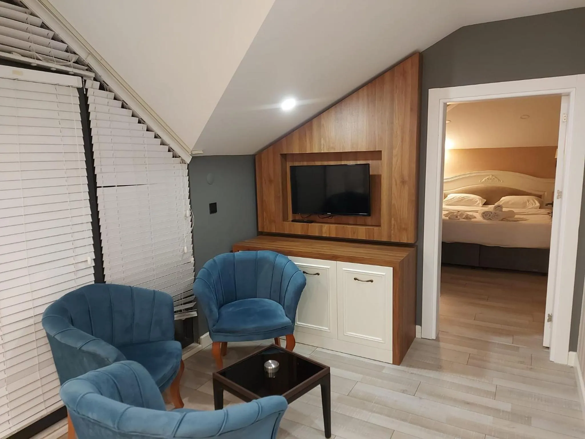 Seating area, Bed in White Golden Suite Hotel