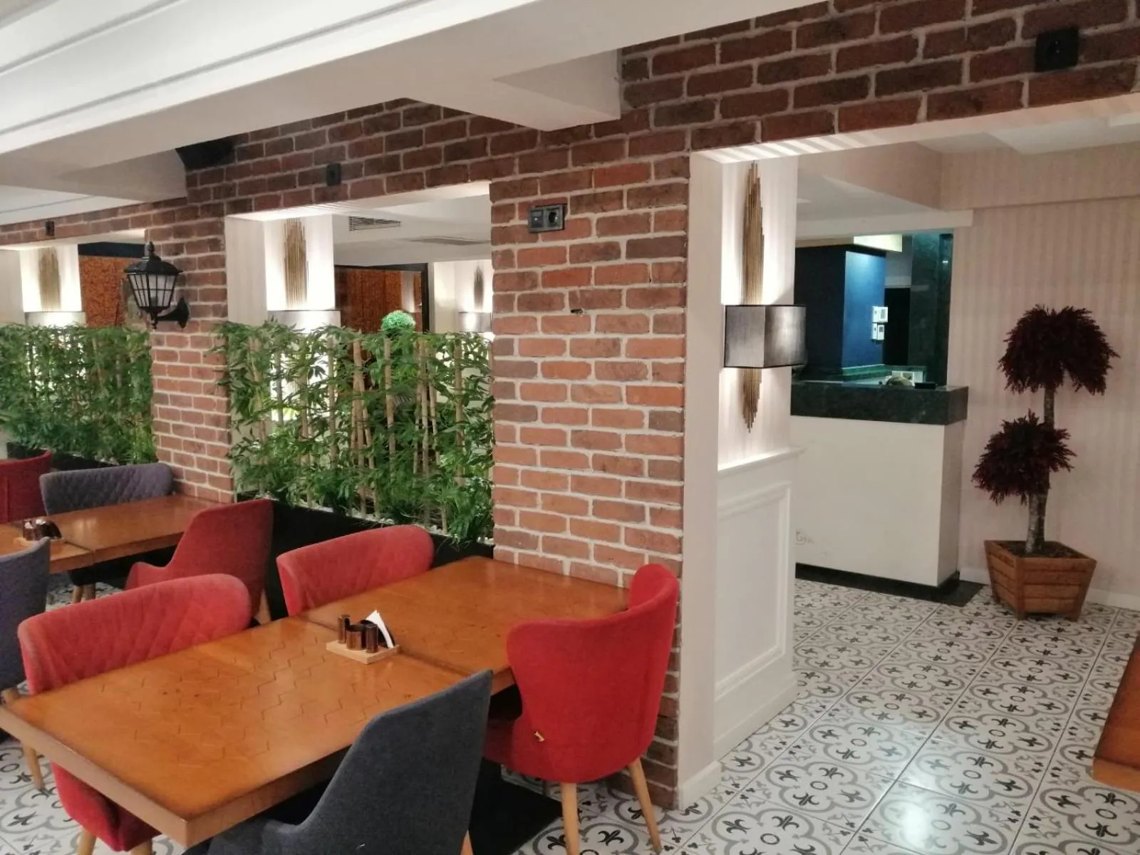 Restaurant/places to eat in White Golden Suite Hotel