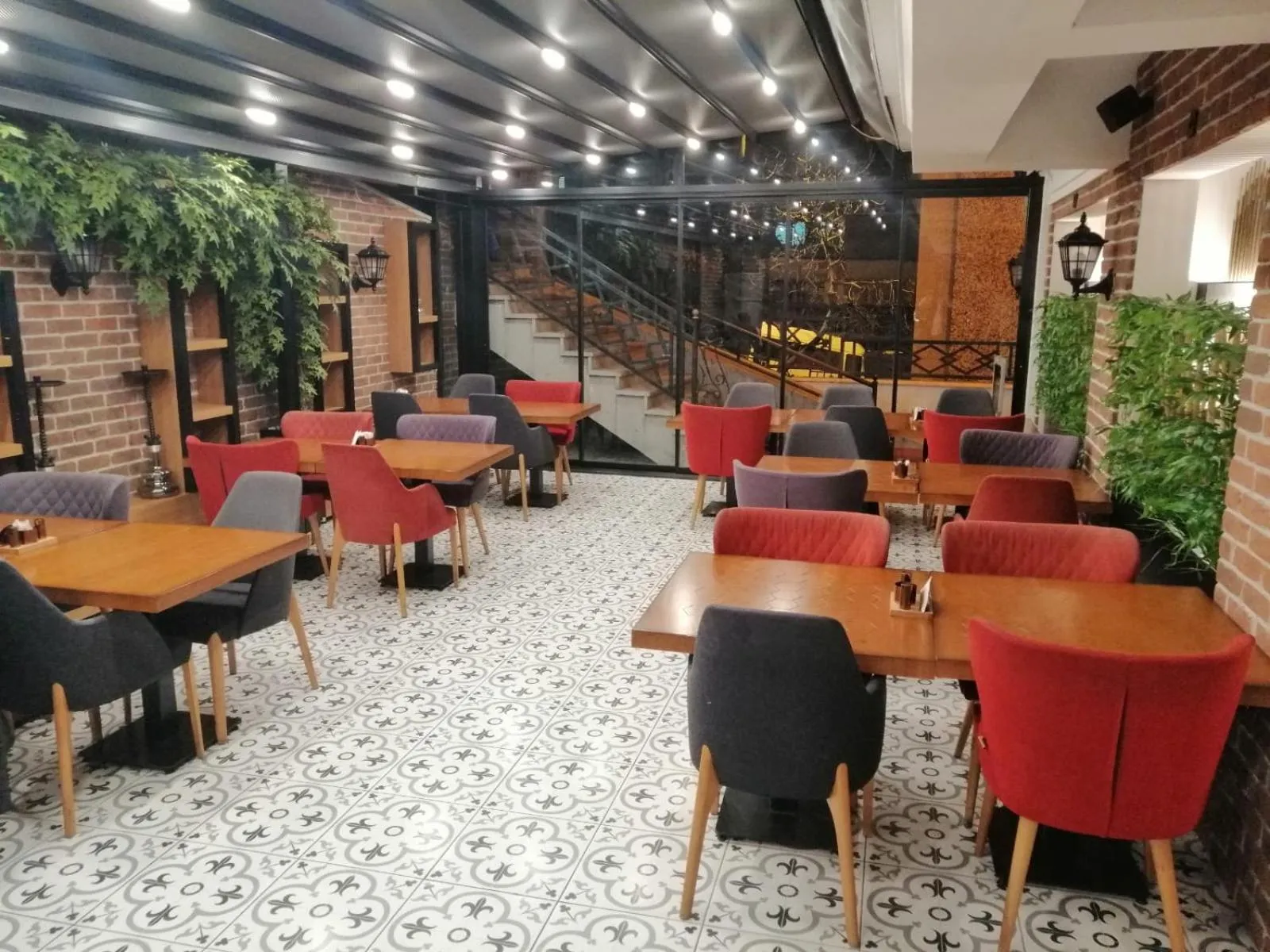 Restaurant/places to eat in White Golden Suite Hotel