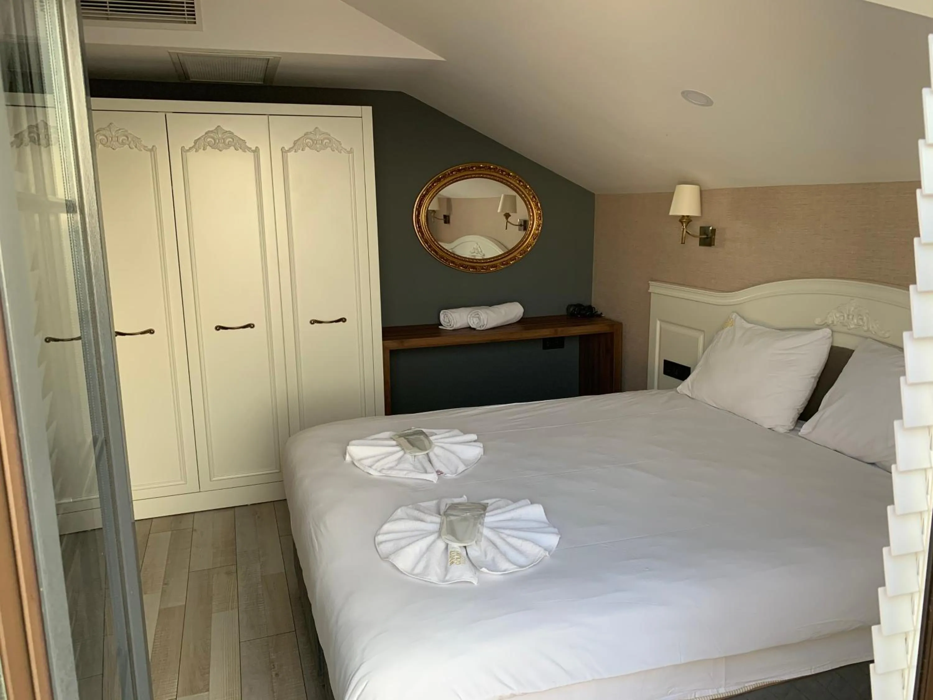 Bedroom, Bed in White Golden Suite Hotel