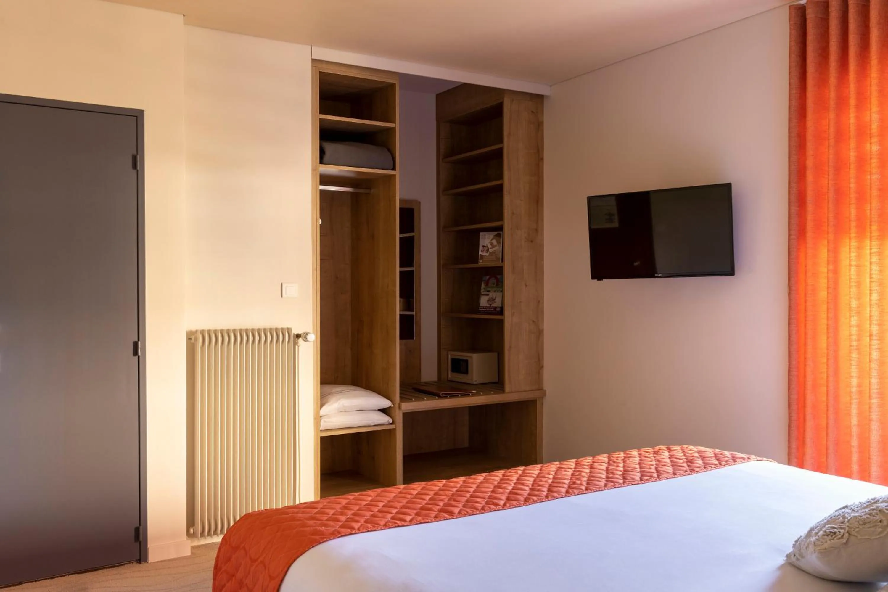 TV and multimedia, Bed in Hôtel du Bollenberg - Restaurant "Côté Plaine" - Spa de la Colline