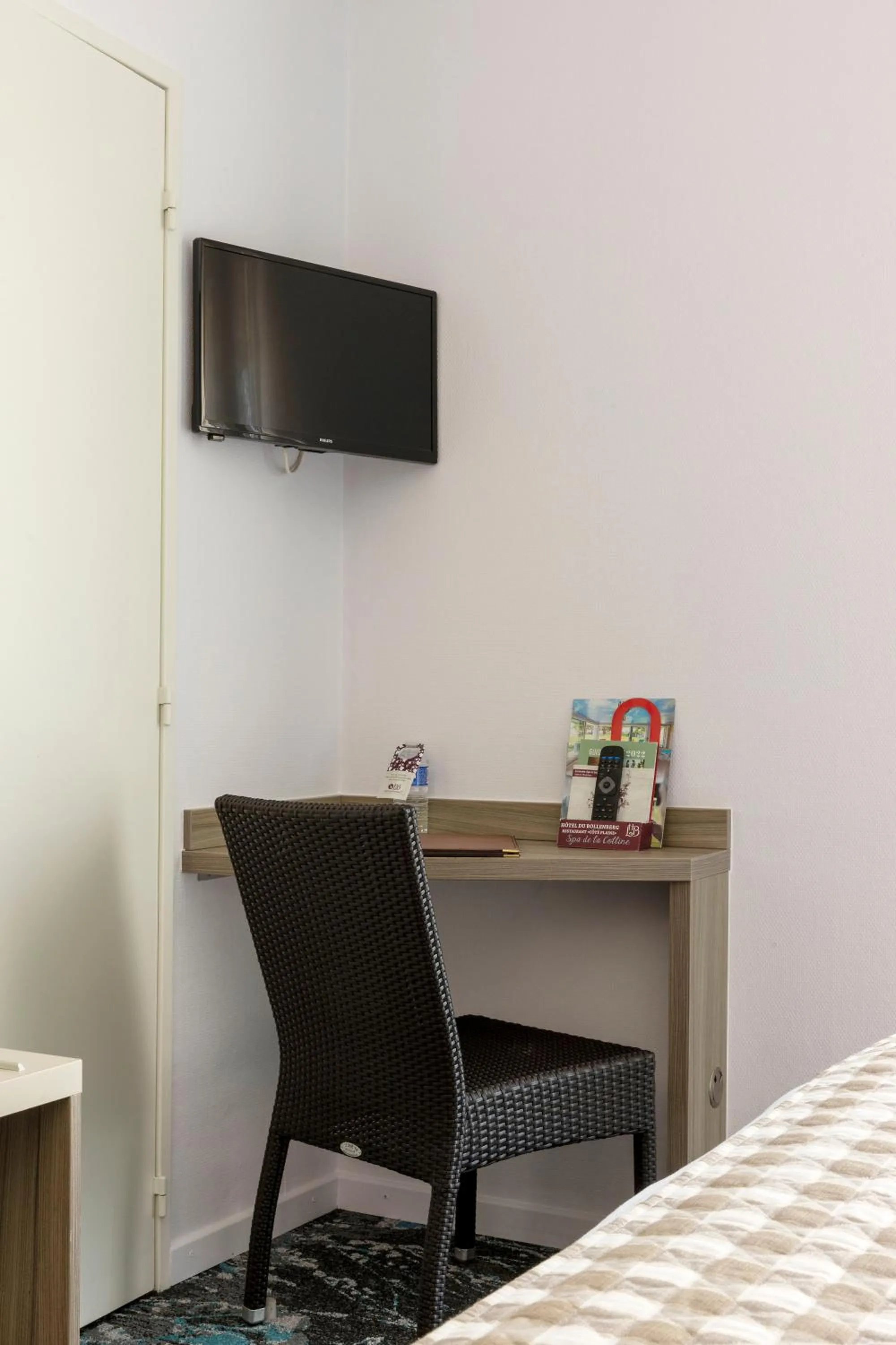 TV and multimedia in Hôtel du Bollenberg - Restaurant "Côté Plaine" - Spa de la Colline