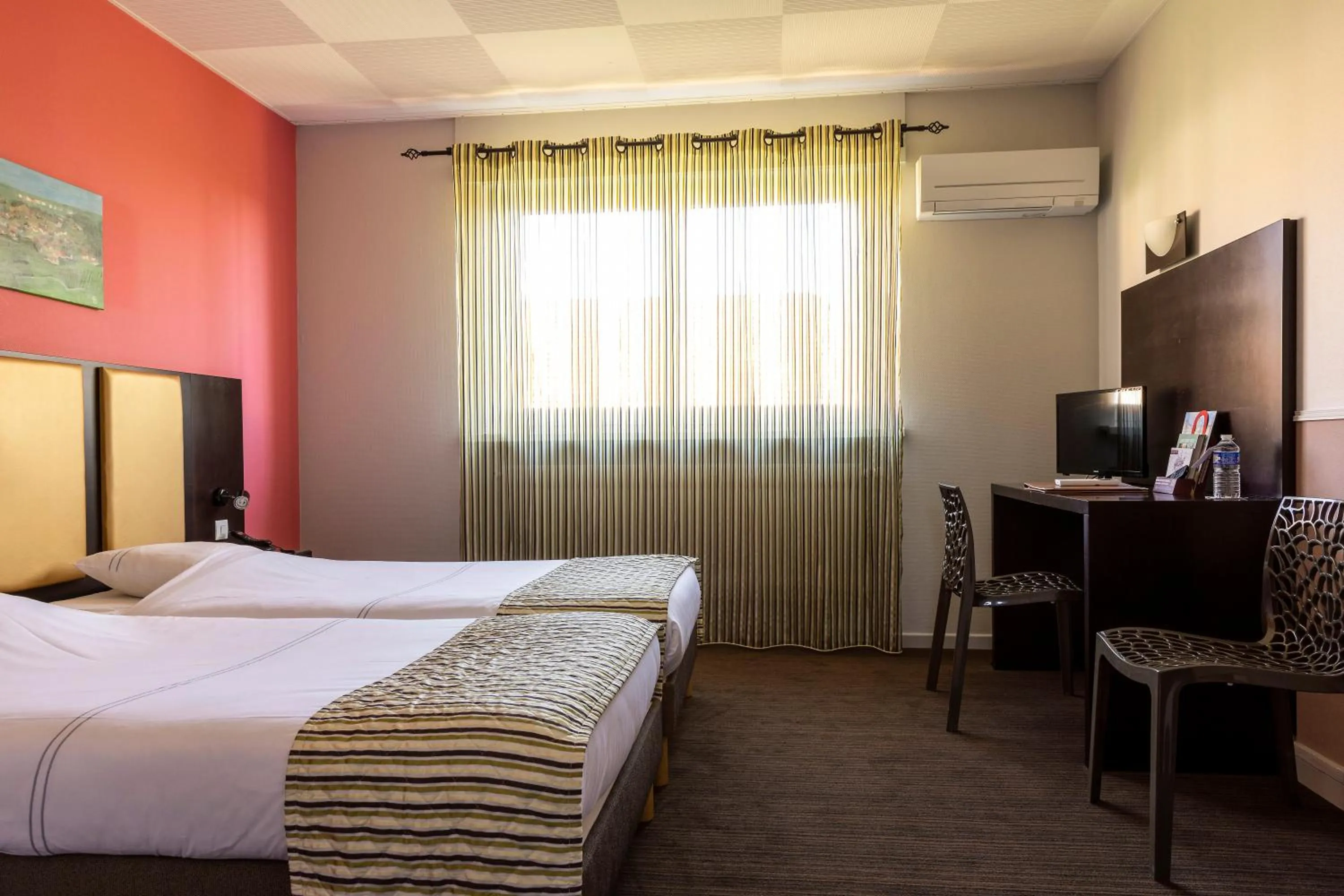 TV and multimedia, Bed in Hôtel du Bollenberg - Restaurant "Côté Plaine" - Spa de la Colline