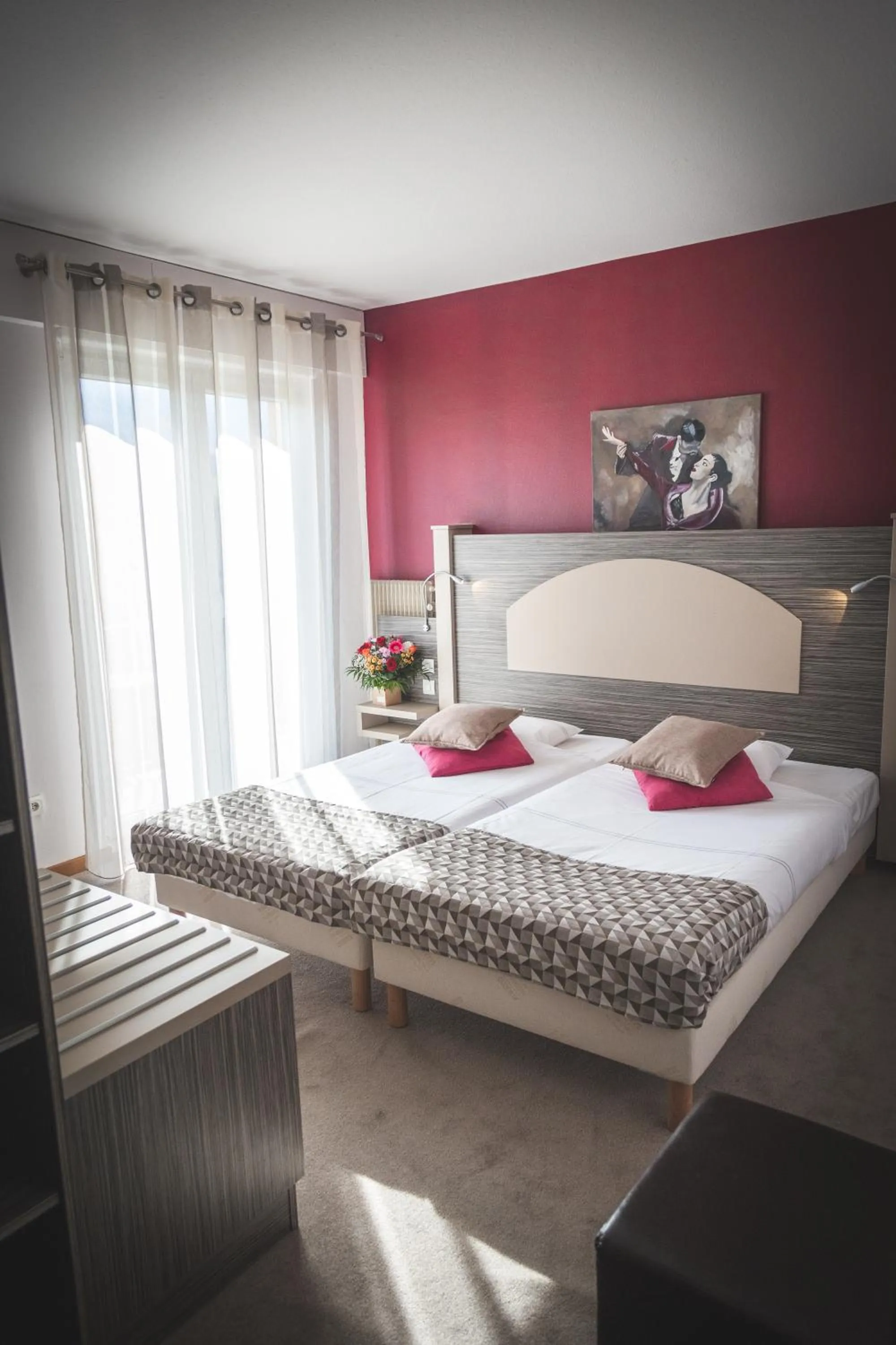 Photo of the whole room, Bed in Hôtel du Bollenberg - Restaurant "Côté Plaine" - Spa de la Colline