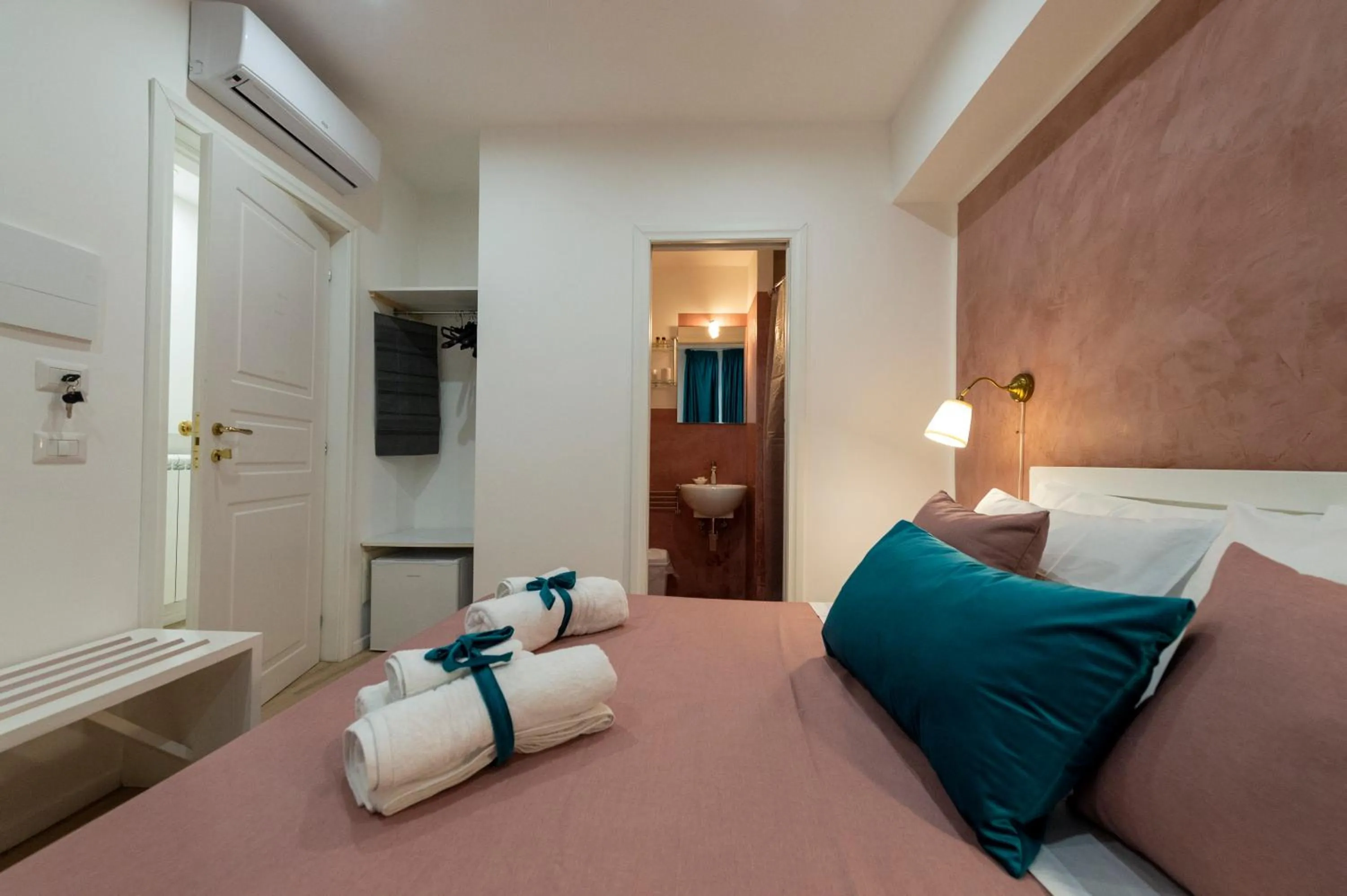 Bathroom, Bed in Claire