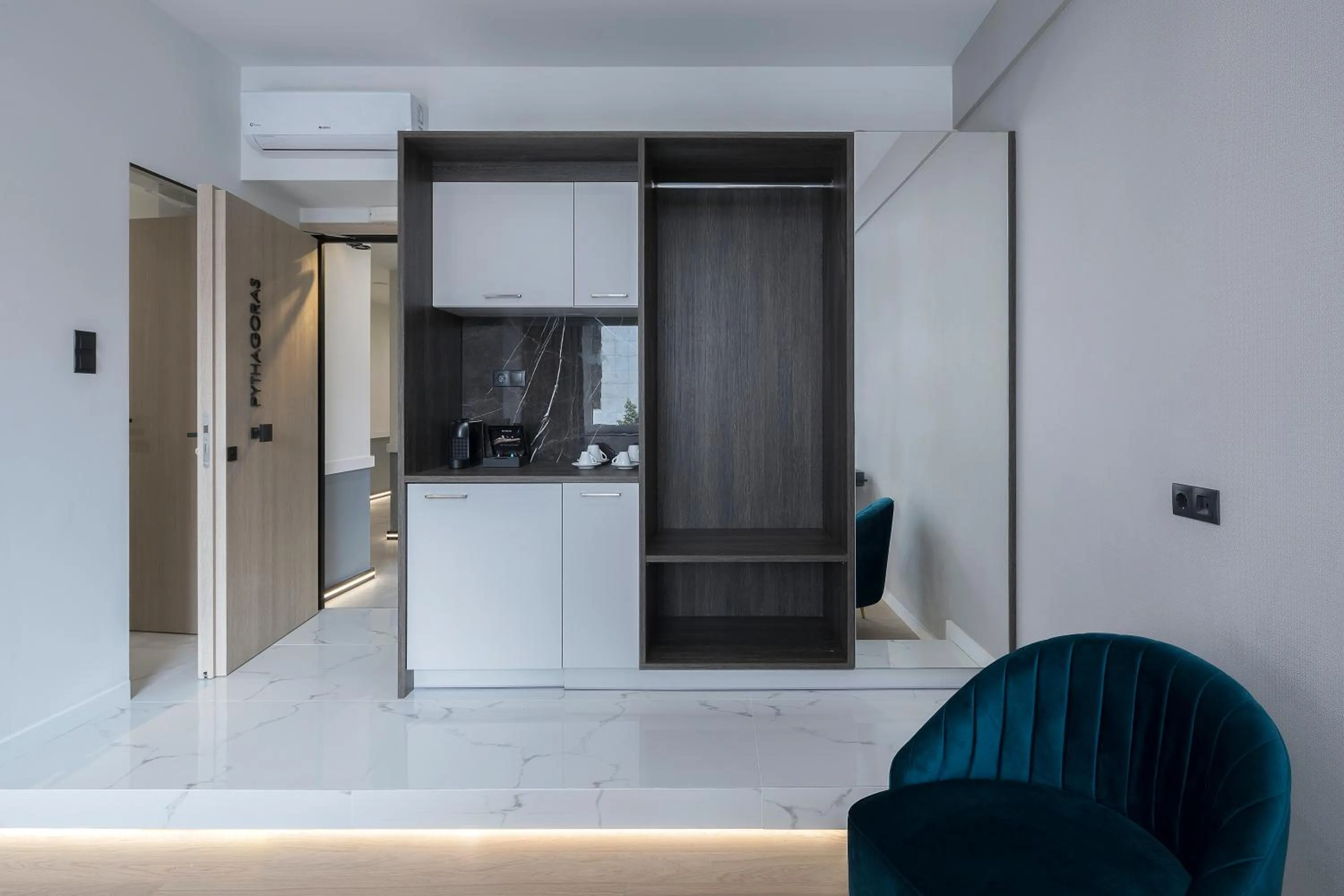 Coffee/tea facilities in Philosofia Athens Suites