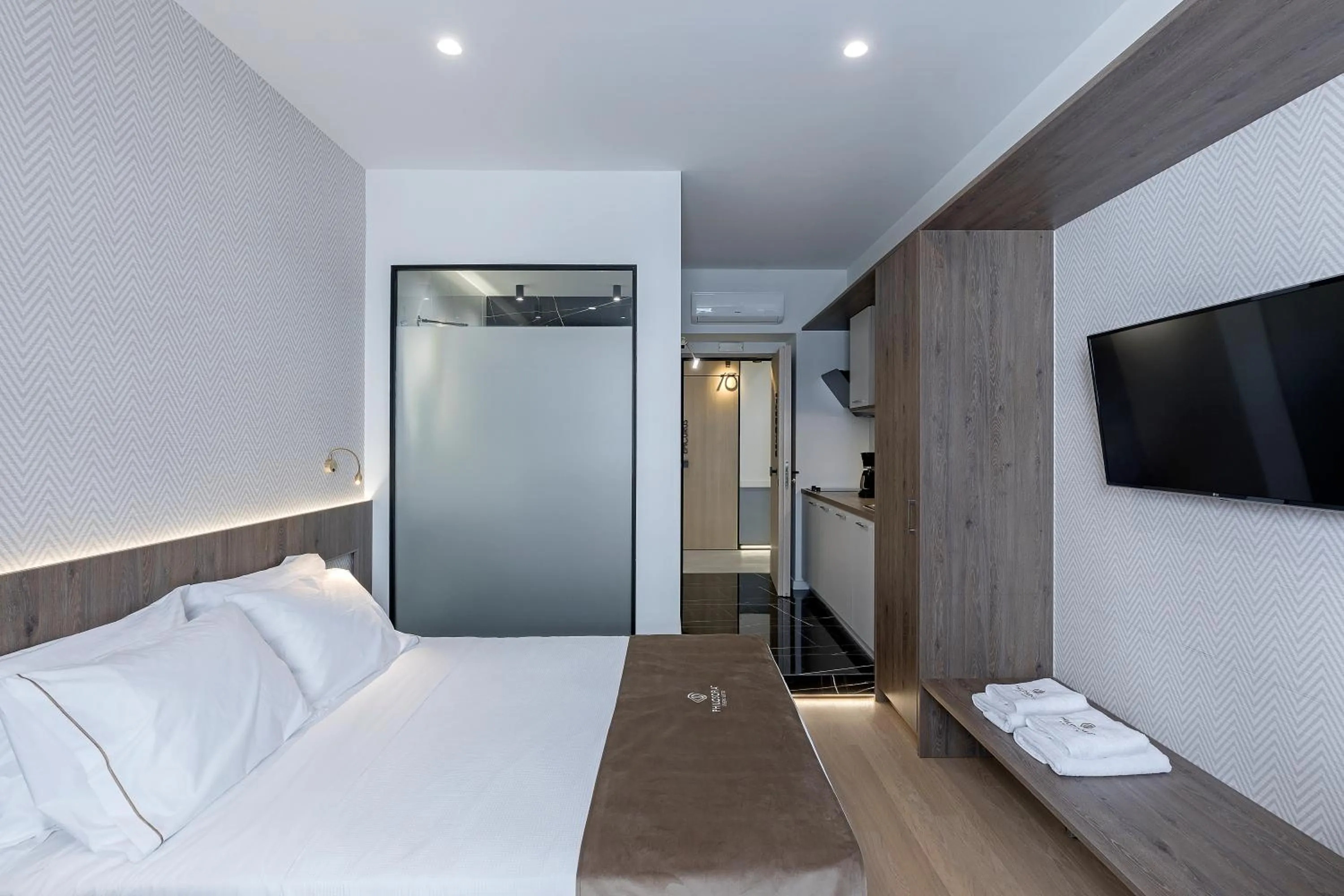 Photo of the whole room, Bed in Philosofia Athens Suites