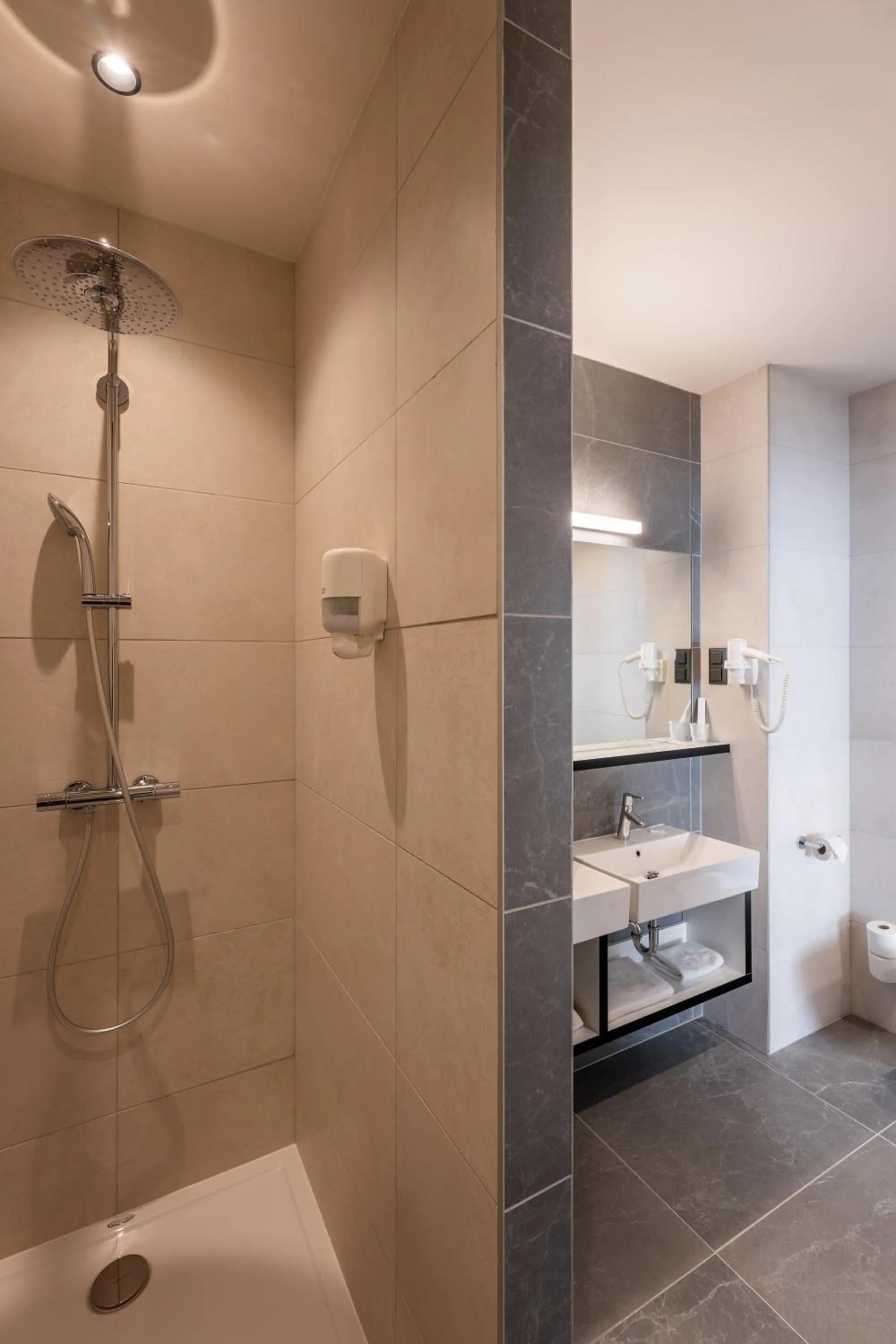 Bathroom in Globall Hotel