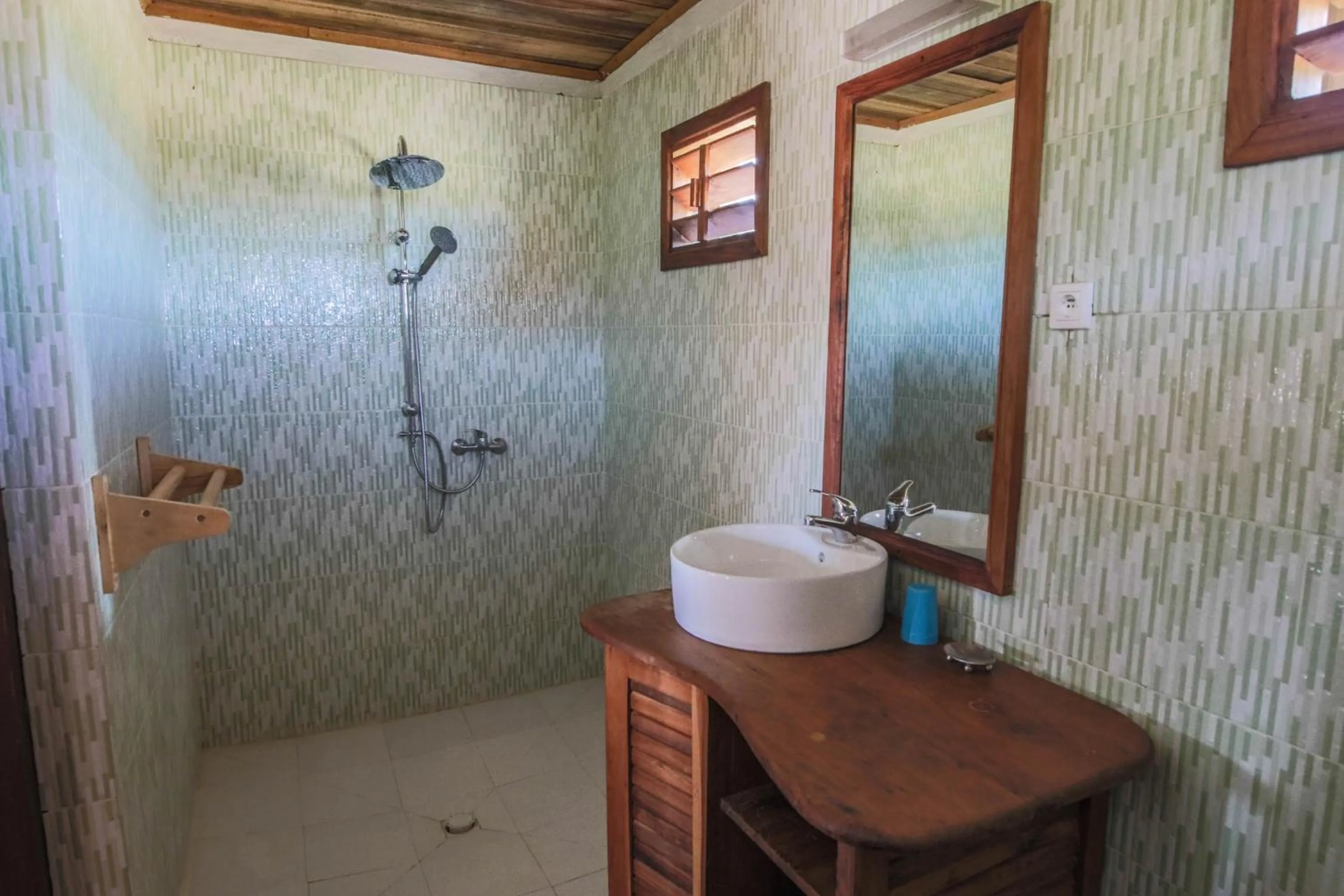 Shower in CAP KIMONY