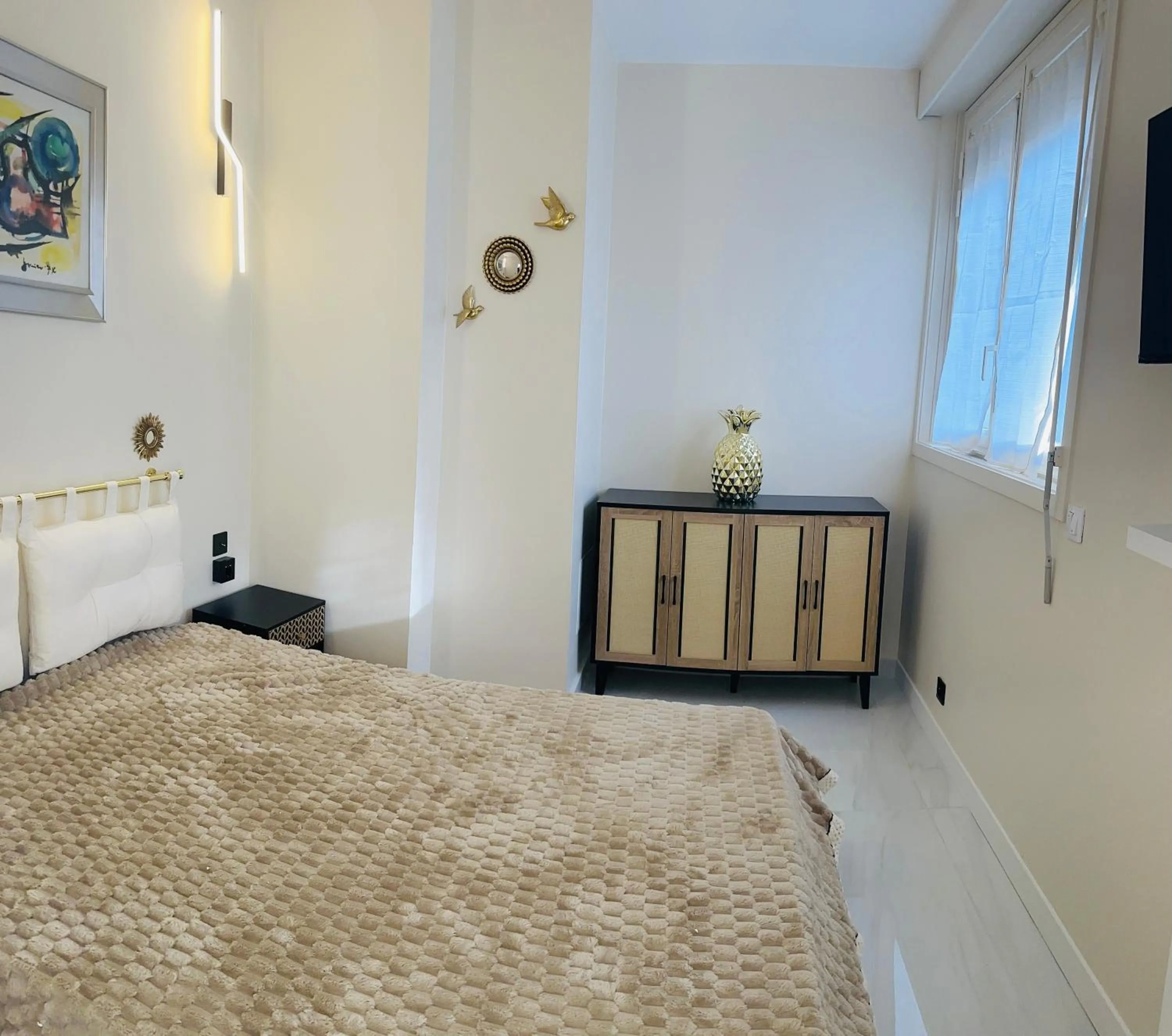 Bed in ARC DE TRIOMPHE-CARNOT Luxury & Design