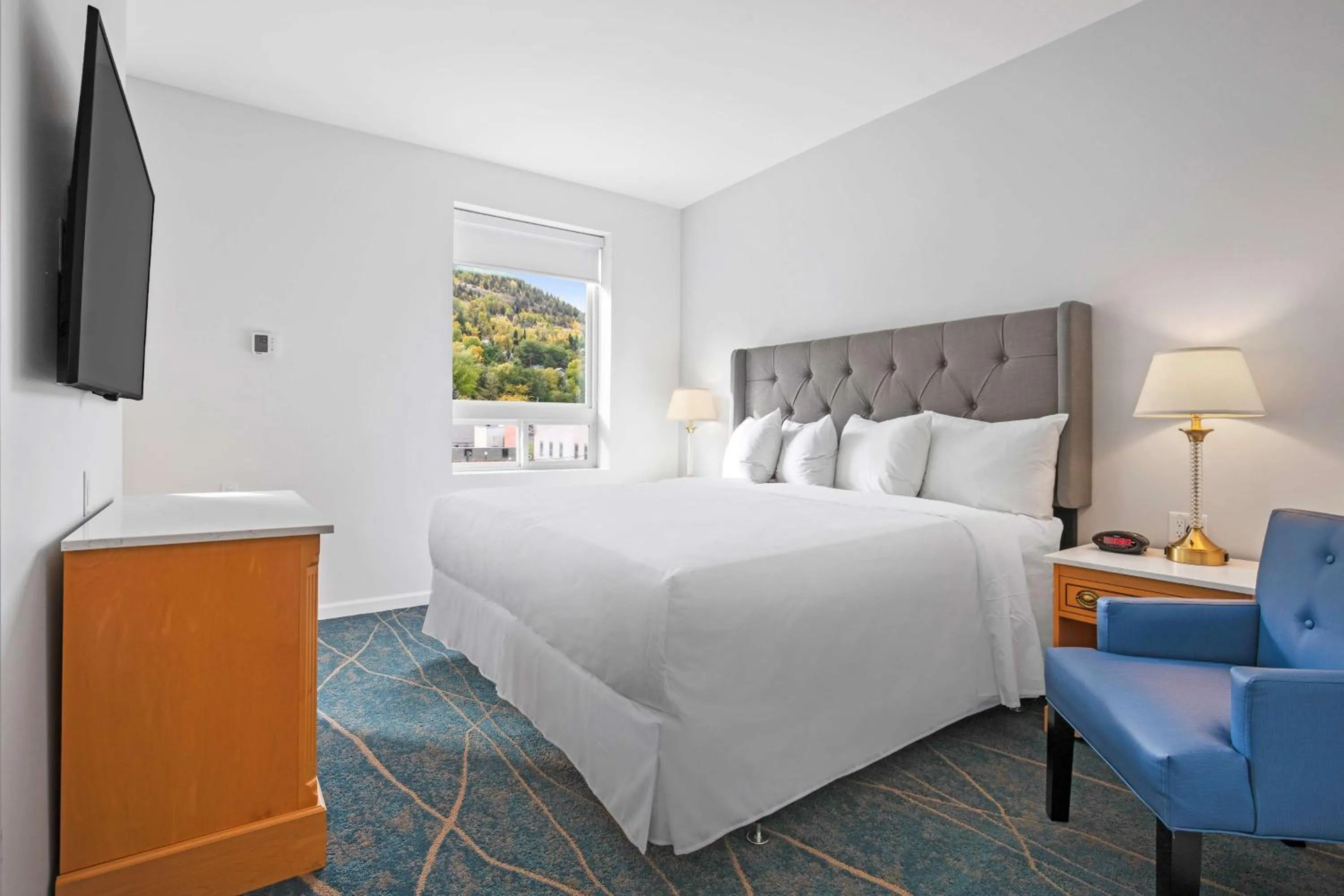 Bedroom, Bed in Crown Columbia Hotel; BW Premier Collection