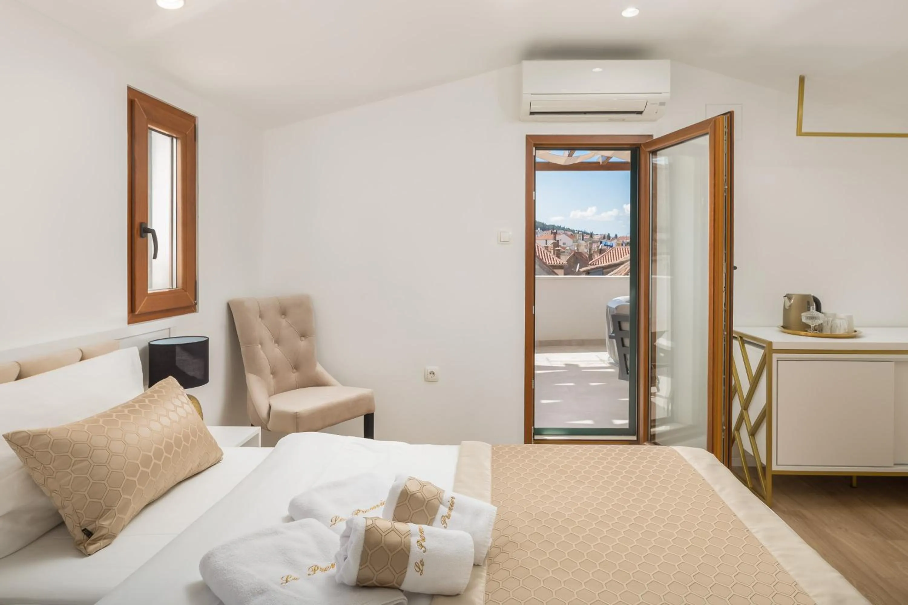 Bedroom, Bed in Le Premier Luxury Rooms