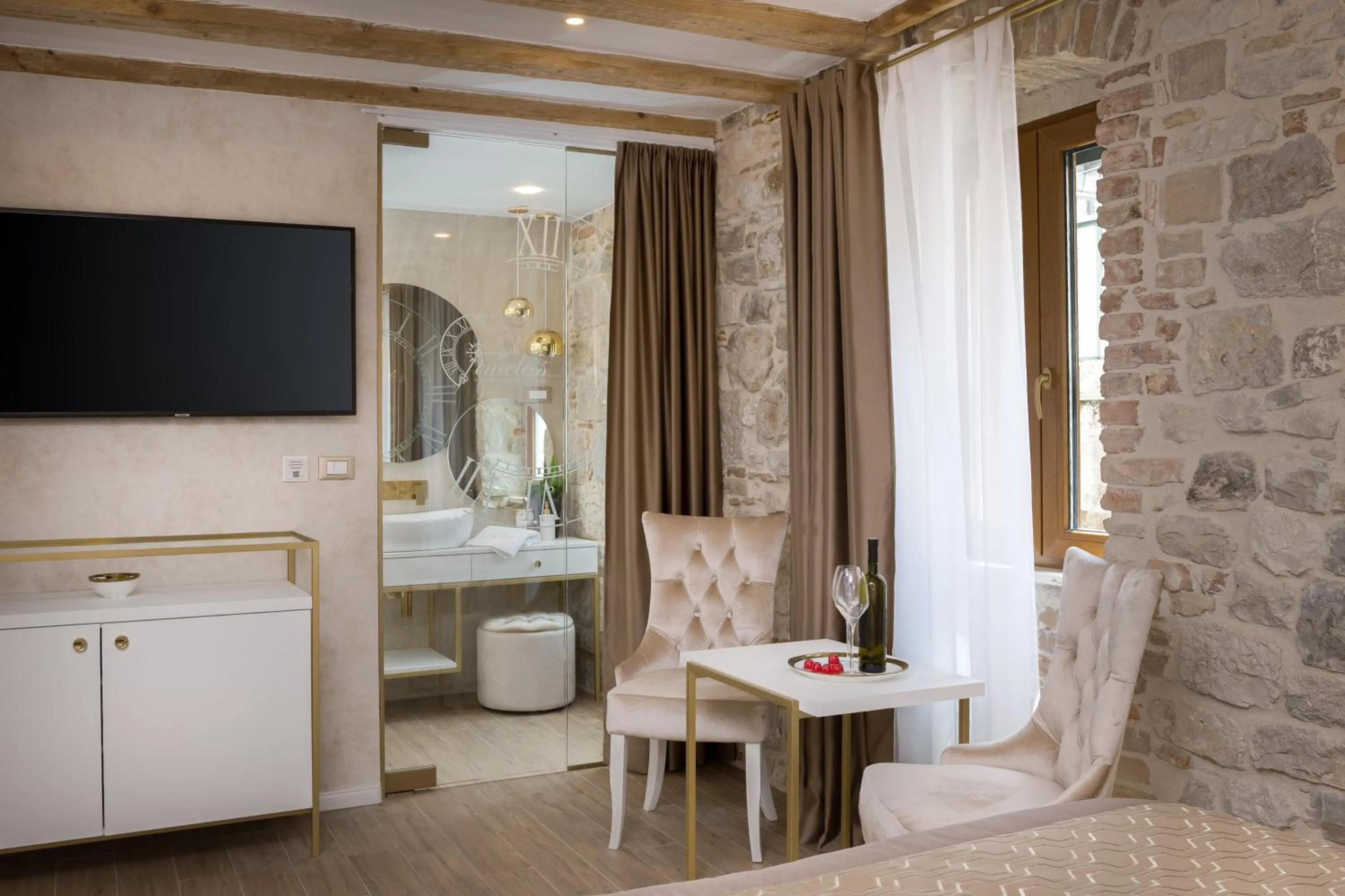 Seating area, Bed in Le Premier Luxury Rooms