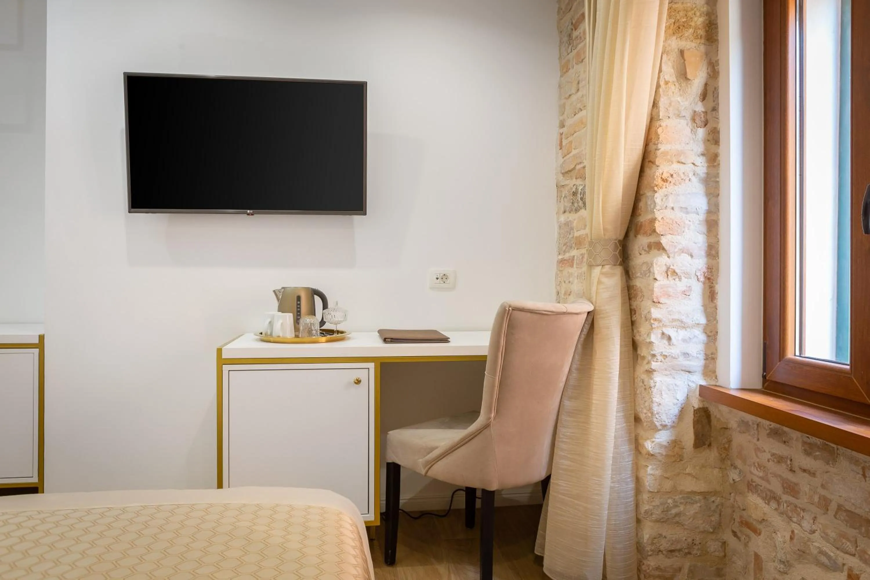 TV and multimedia in Le Premier Luxury Rooms