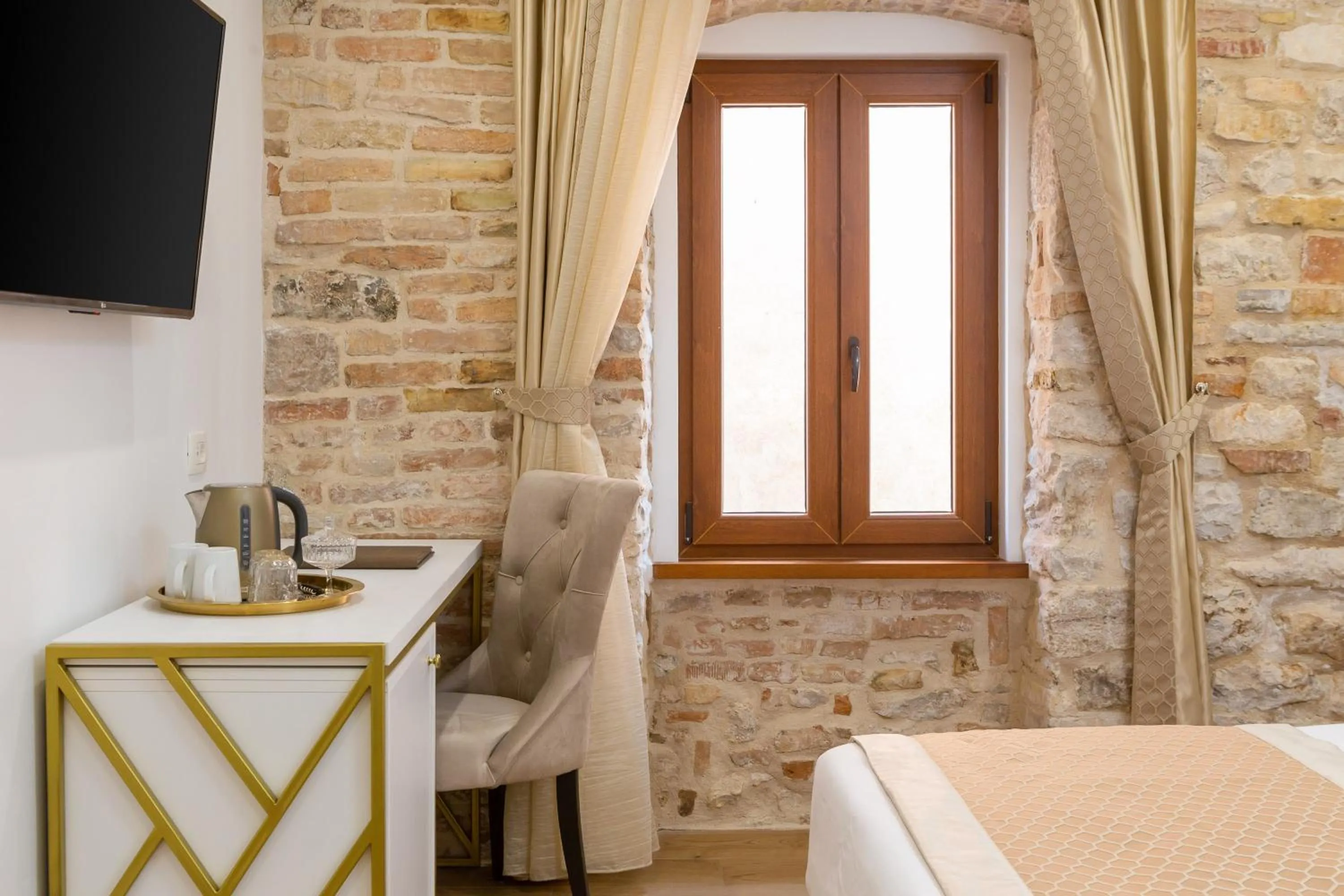 Seating area, Bed in Le Premier Luxury Rooms