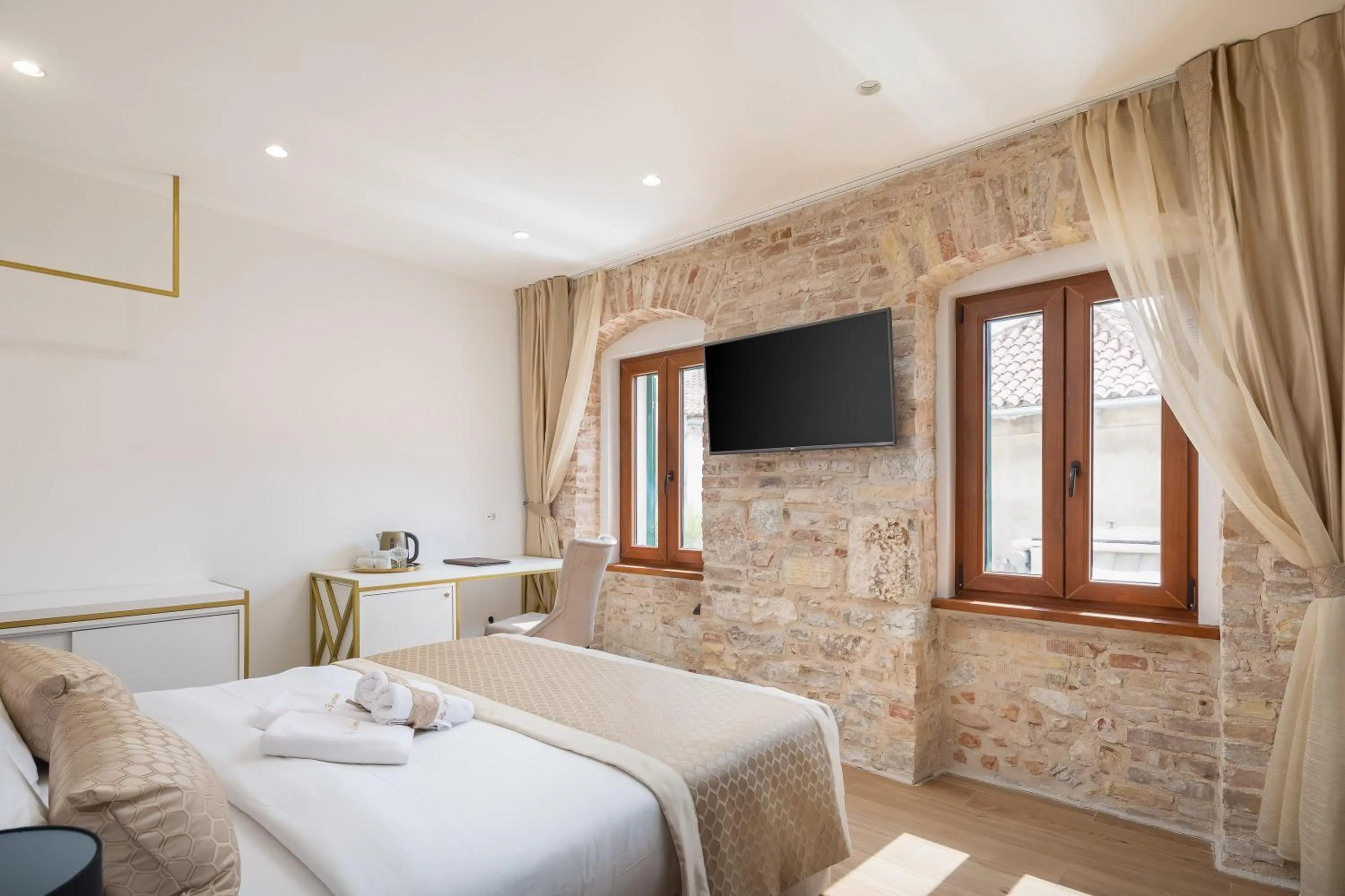 Bedroom, Bed in Le Premier Luxury Rooms