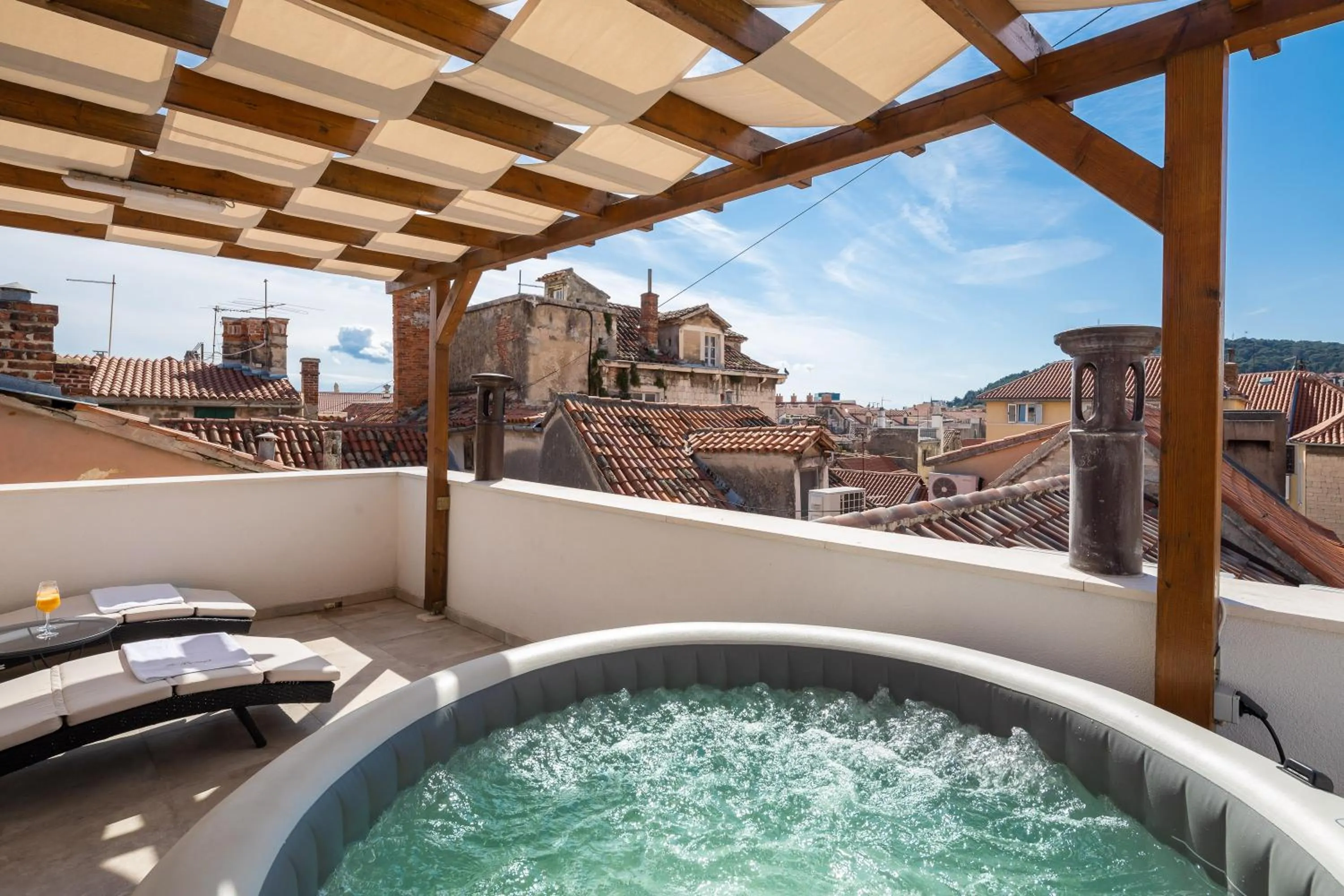 Hot Tub in Le Premier Luxury Rooms