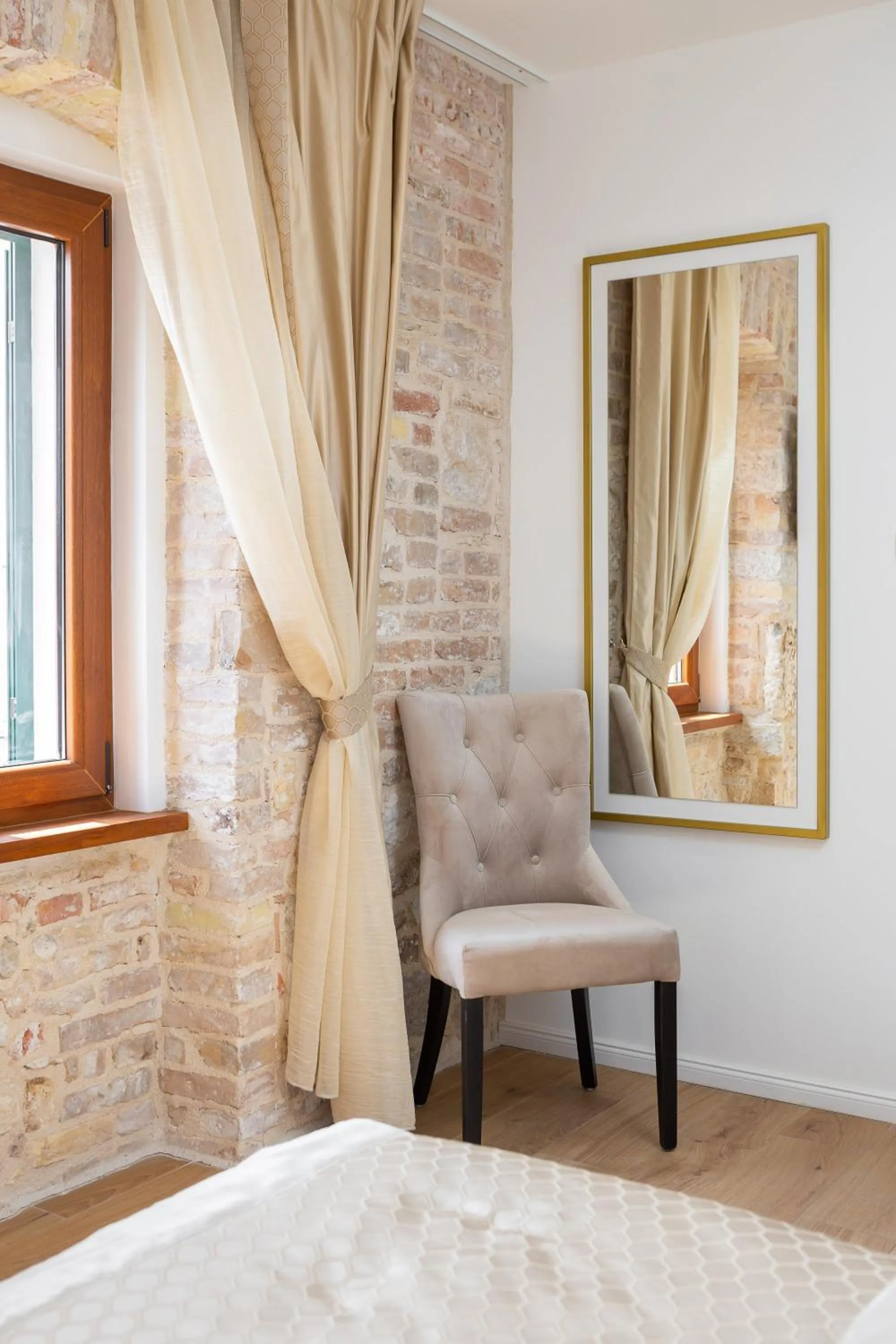 Seating area, Bed in Le Premier Luxury Rooms