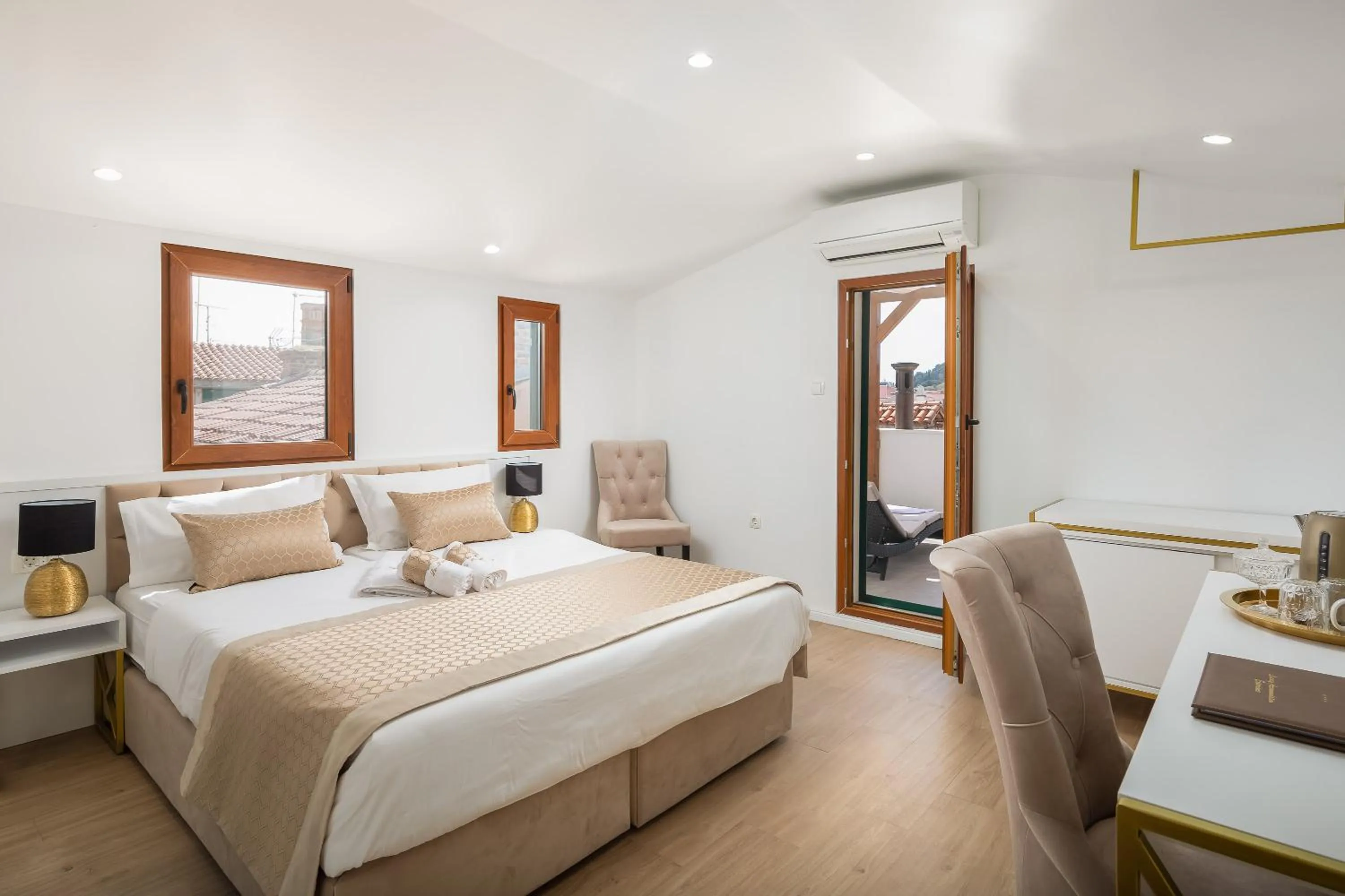 Bedroom, Bed in Le Premier Luxury Rooms