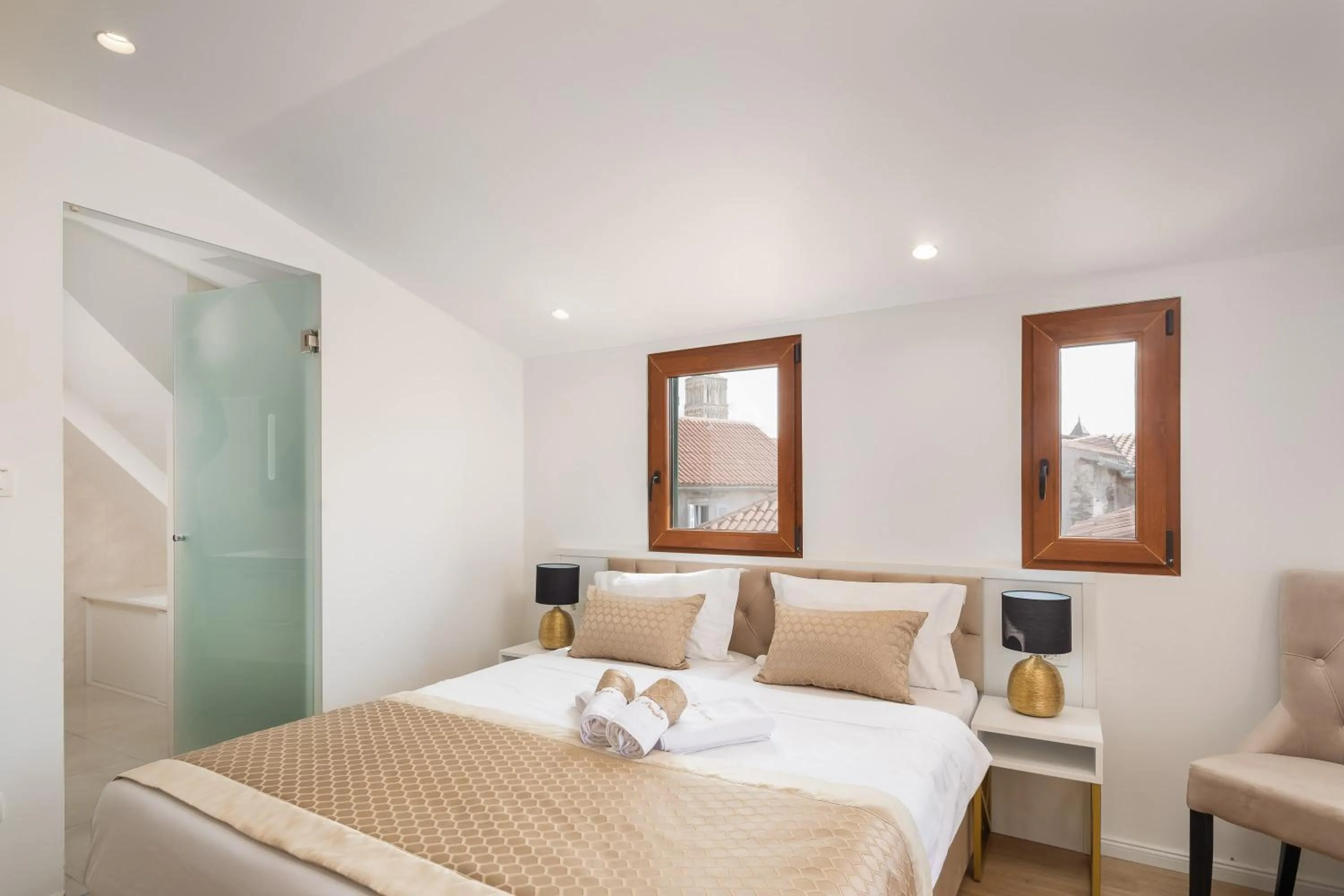 Bedroom, Bed in Le Premier Luxury Rooms