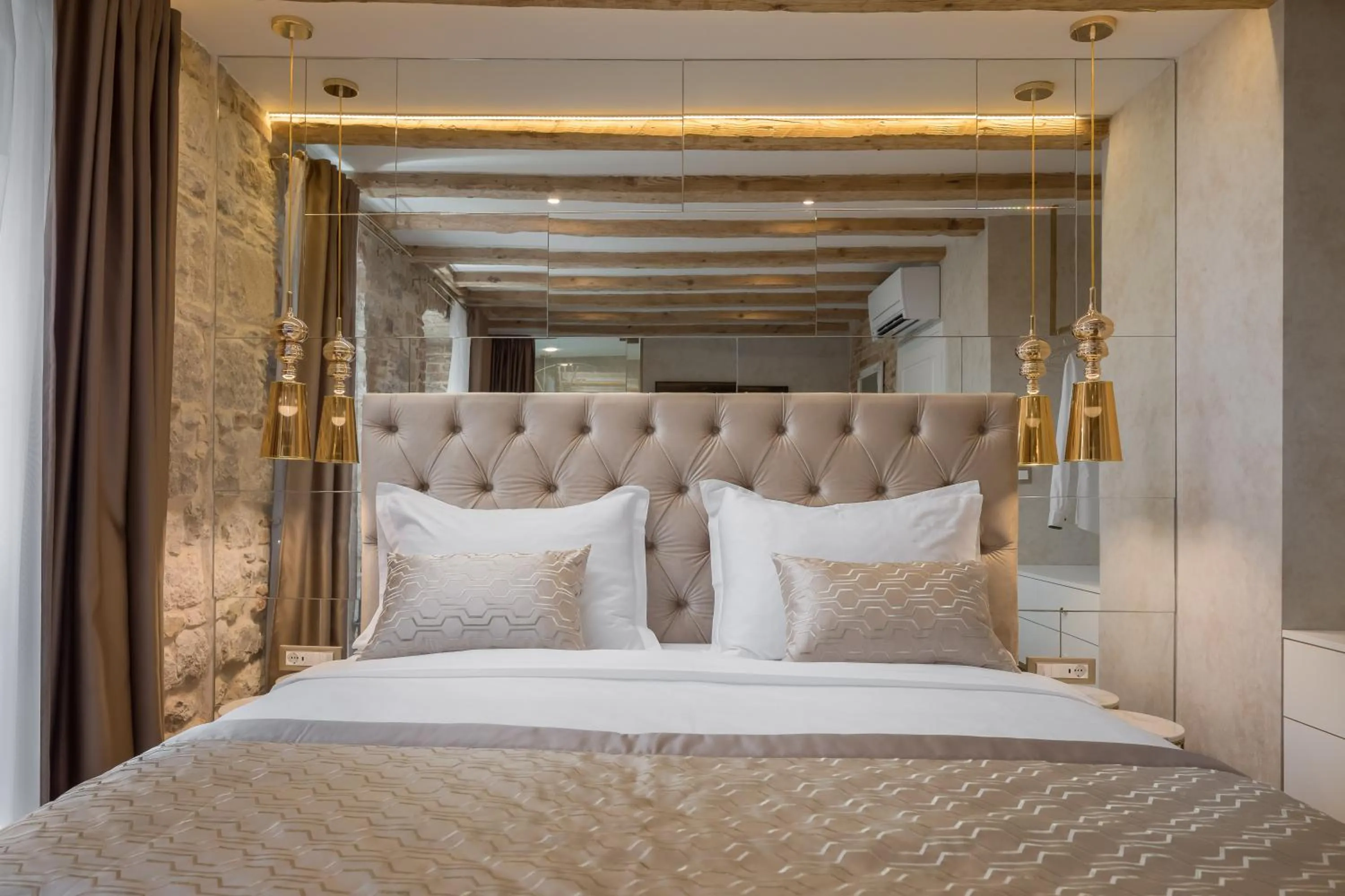 Bed in Le Premier Luxury Rooms