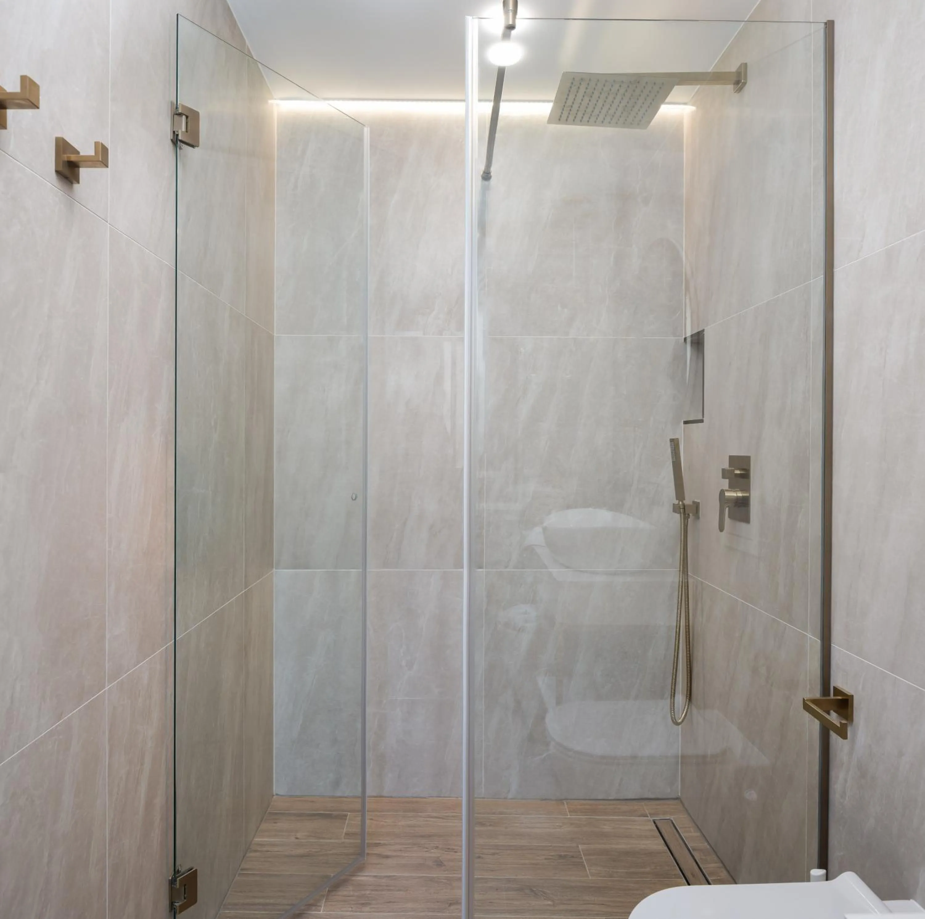 Shower in Le Premier Luxury Rooms