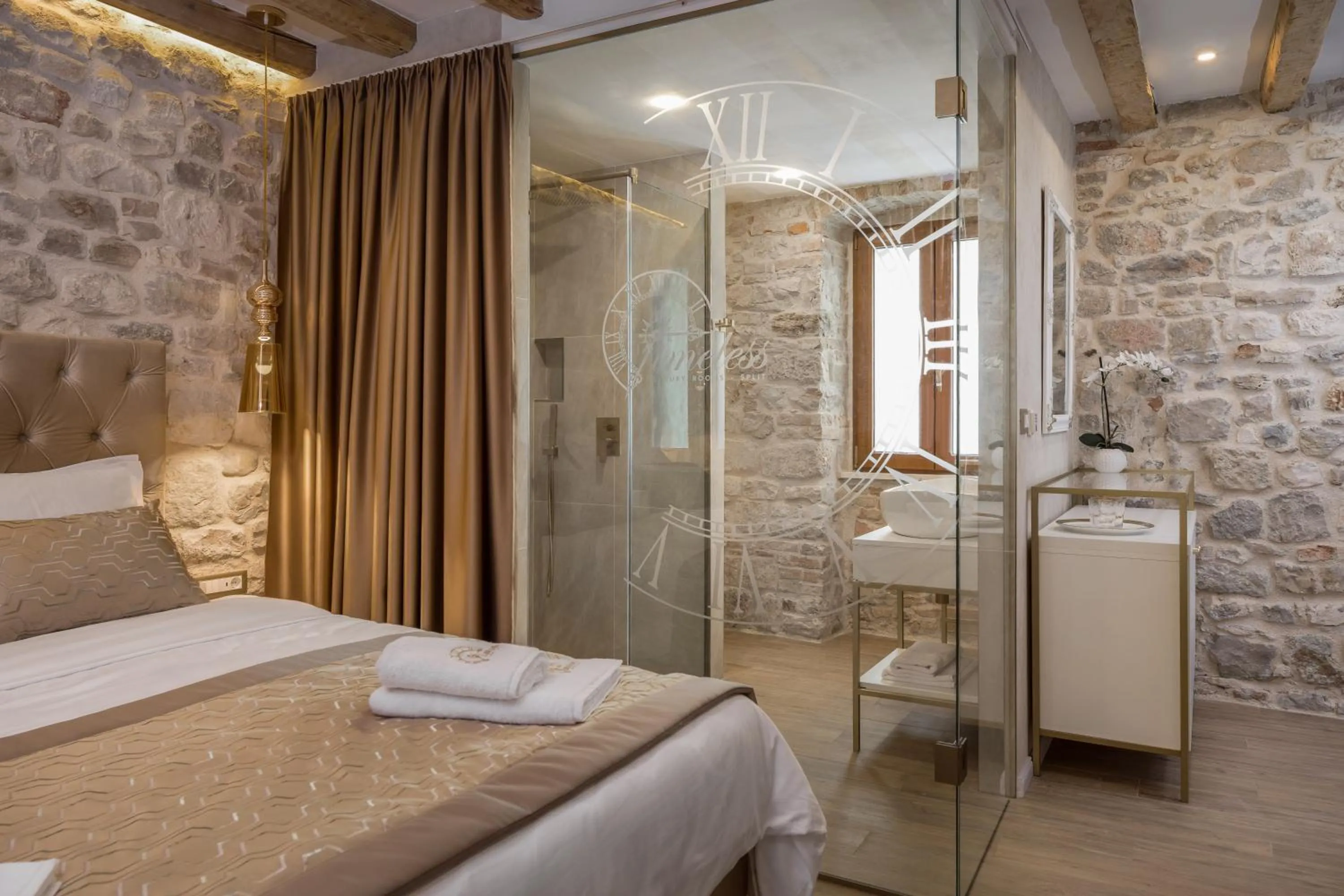 Bathroom, Bed in Le Premier Luxury Rooms