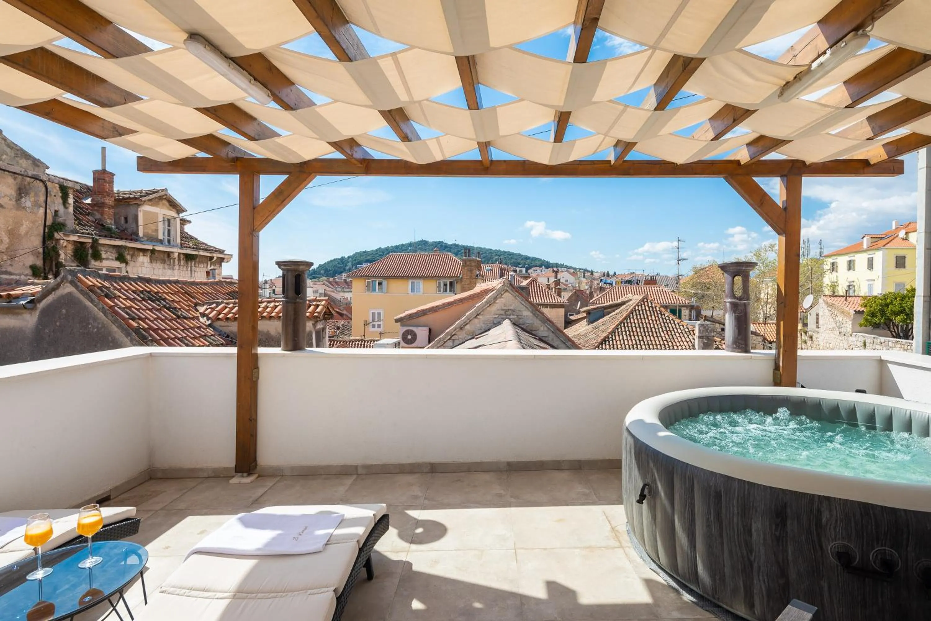 Hot Tub in Le Premier Luxury Rooms