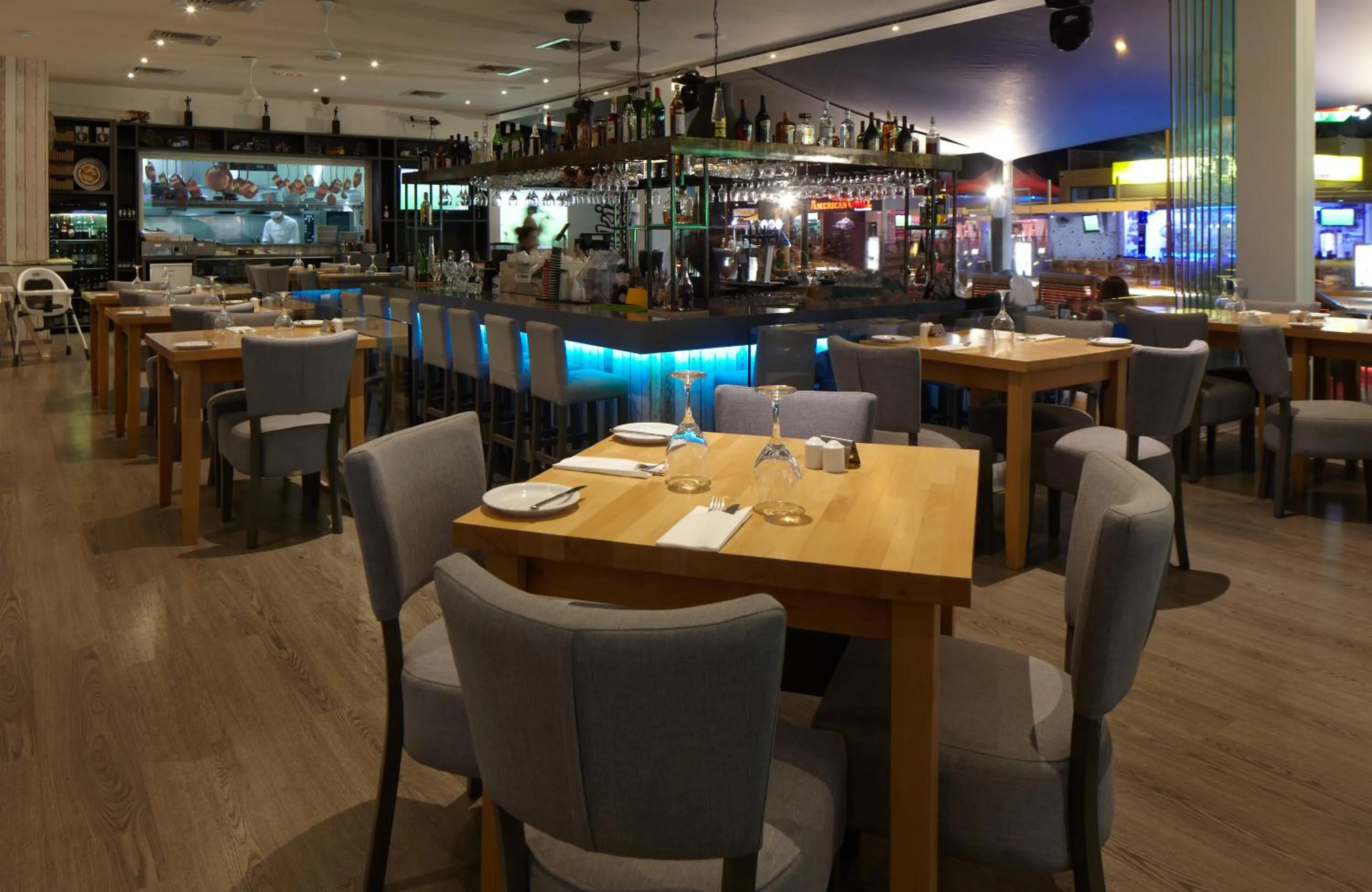 Restaurant/places to eat in Melpo Antia Hotel & Suites