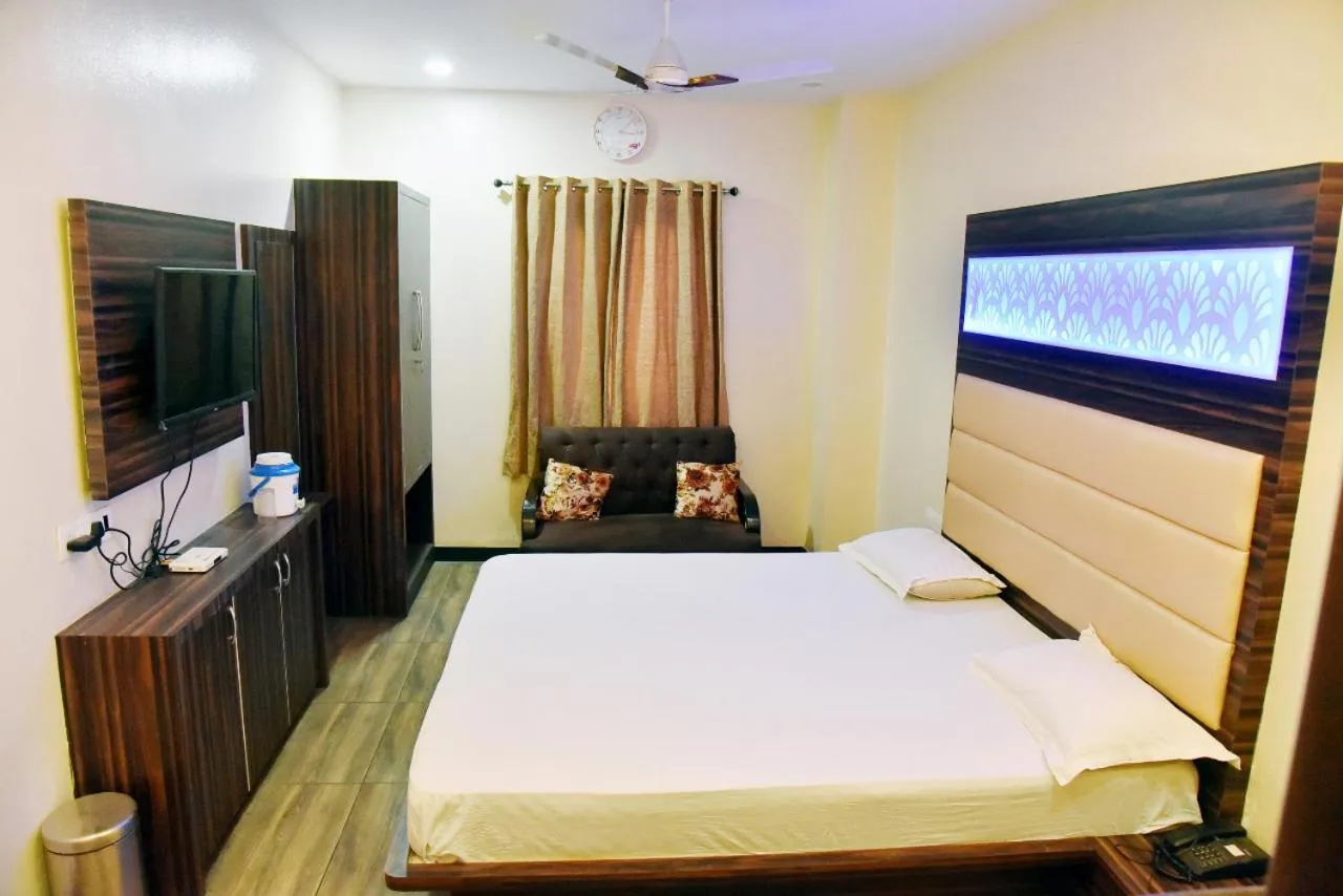 Bed in Hotel Midtown & Restaurant