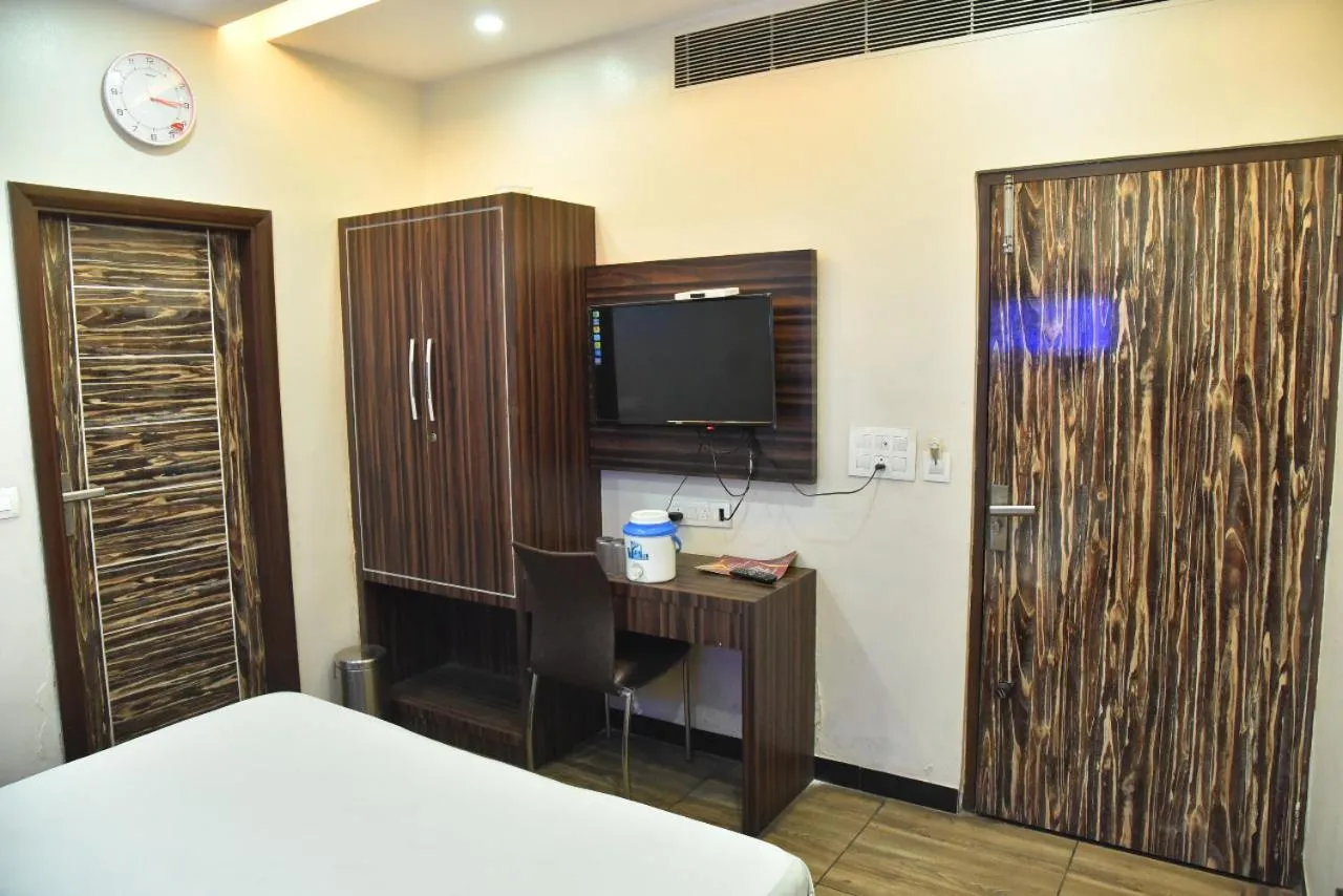 Bed in Hotel Midtown & Restaurant