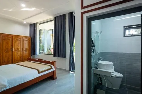Toilet, Bed in Dieu Thong Hotel
