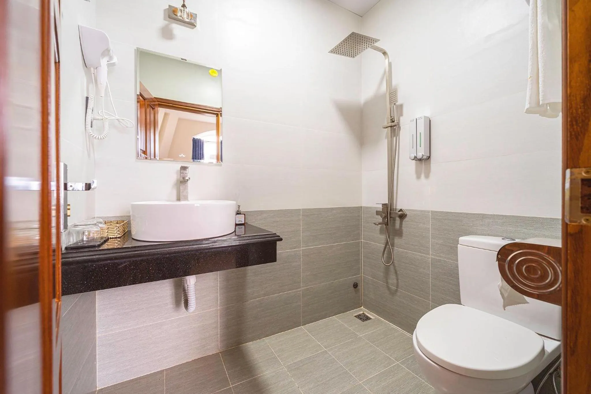 Shower in Dieu Thong Hotel