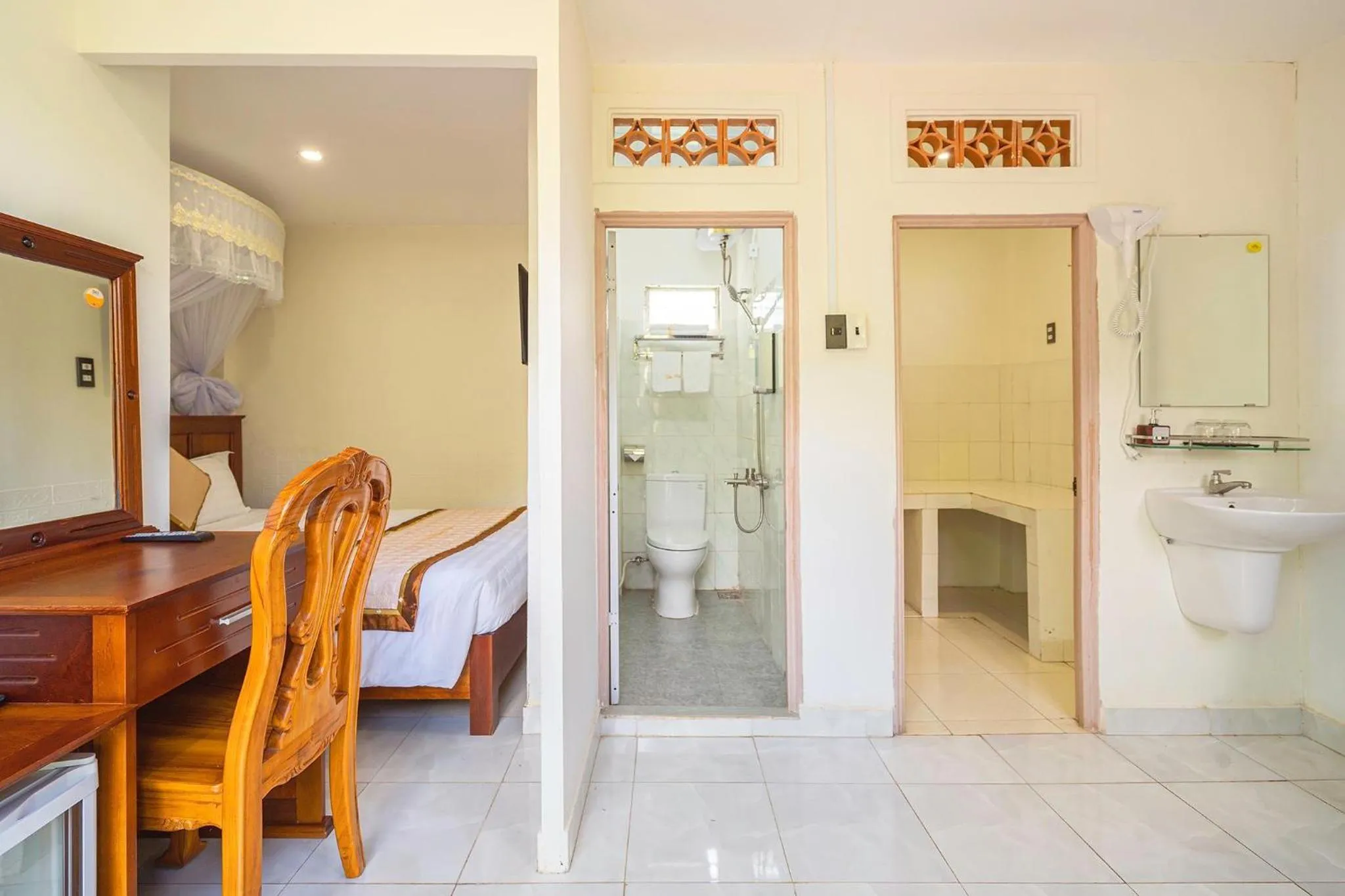 Shower in Dieu Thong Hotel