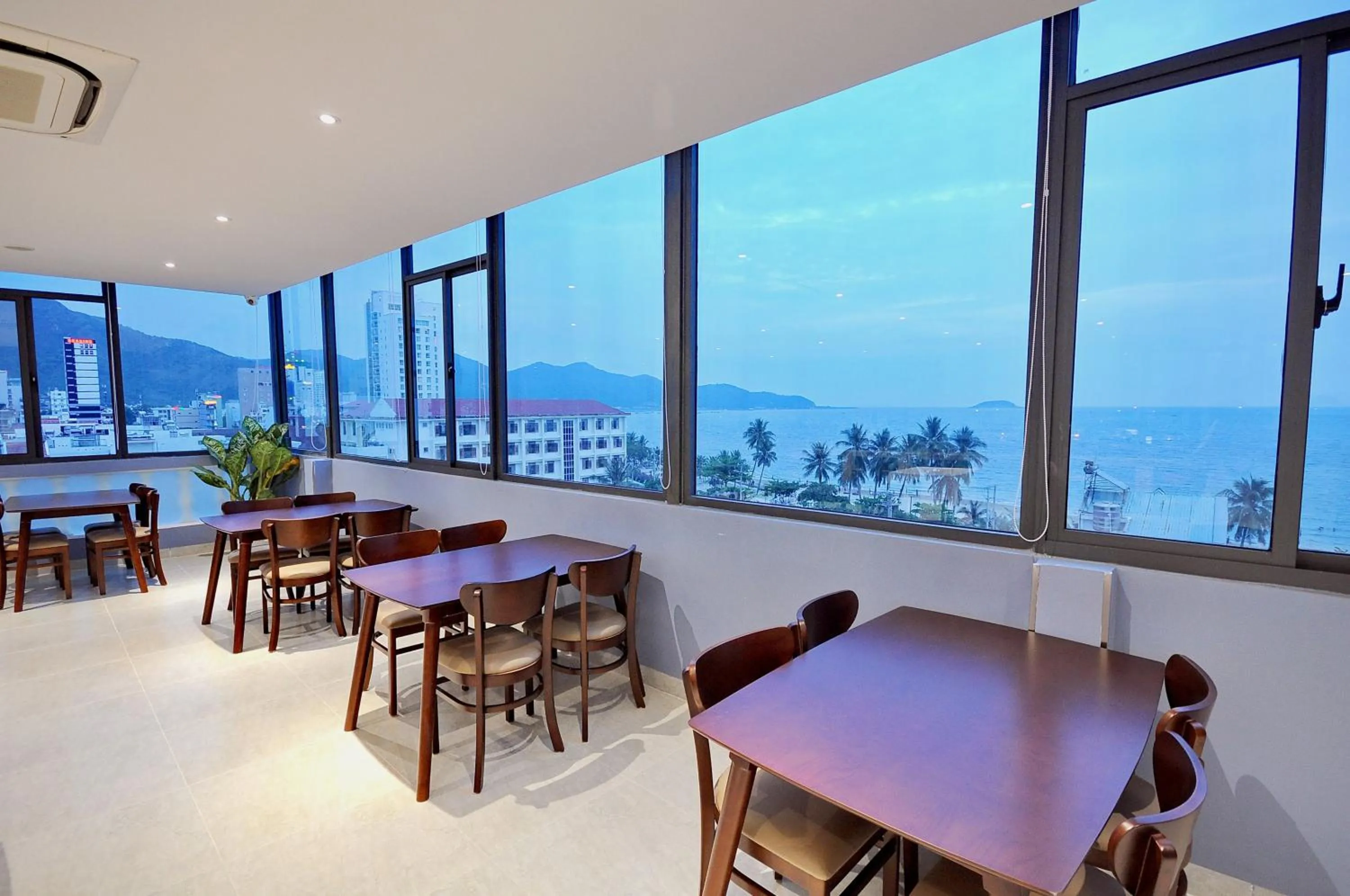 Restaurant/places to eat in For You Hotel