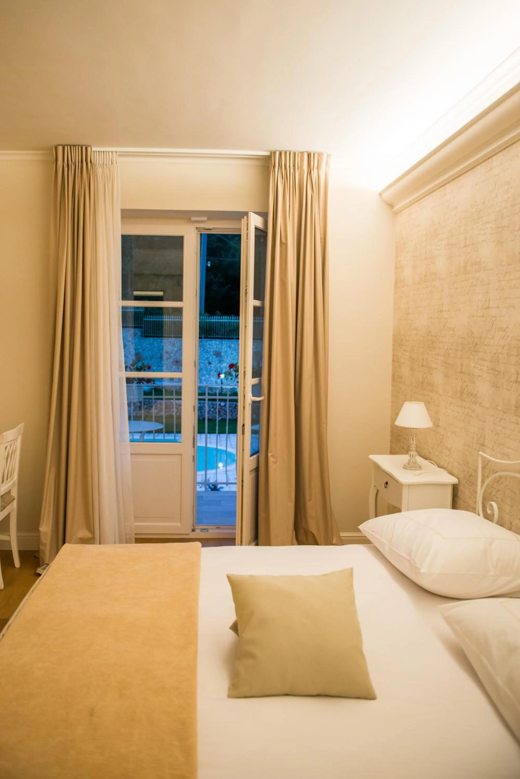 Pool view, Bed in Maralè