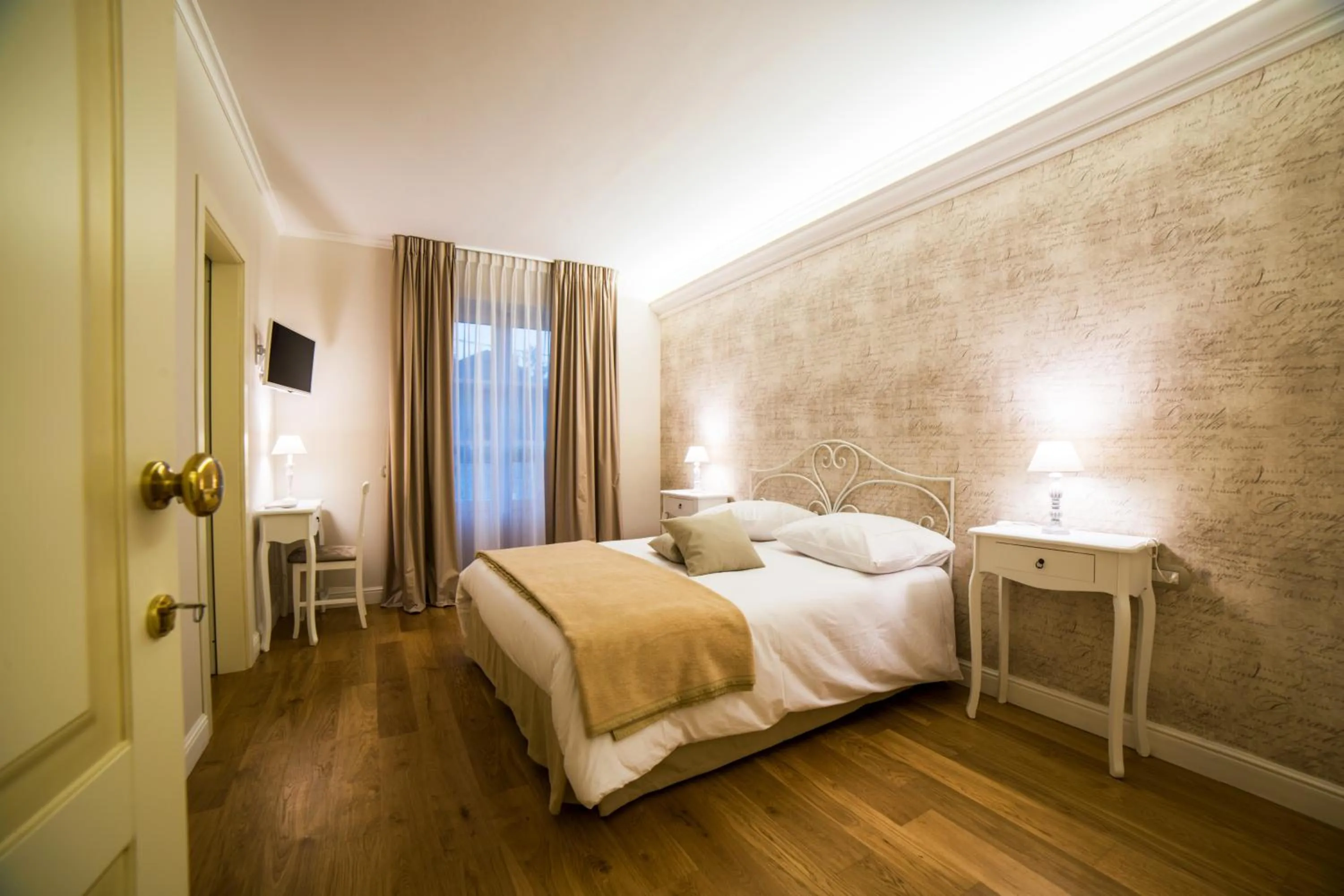 Photo of the whole room, Bed in Maralè