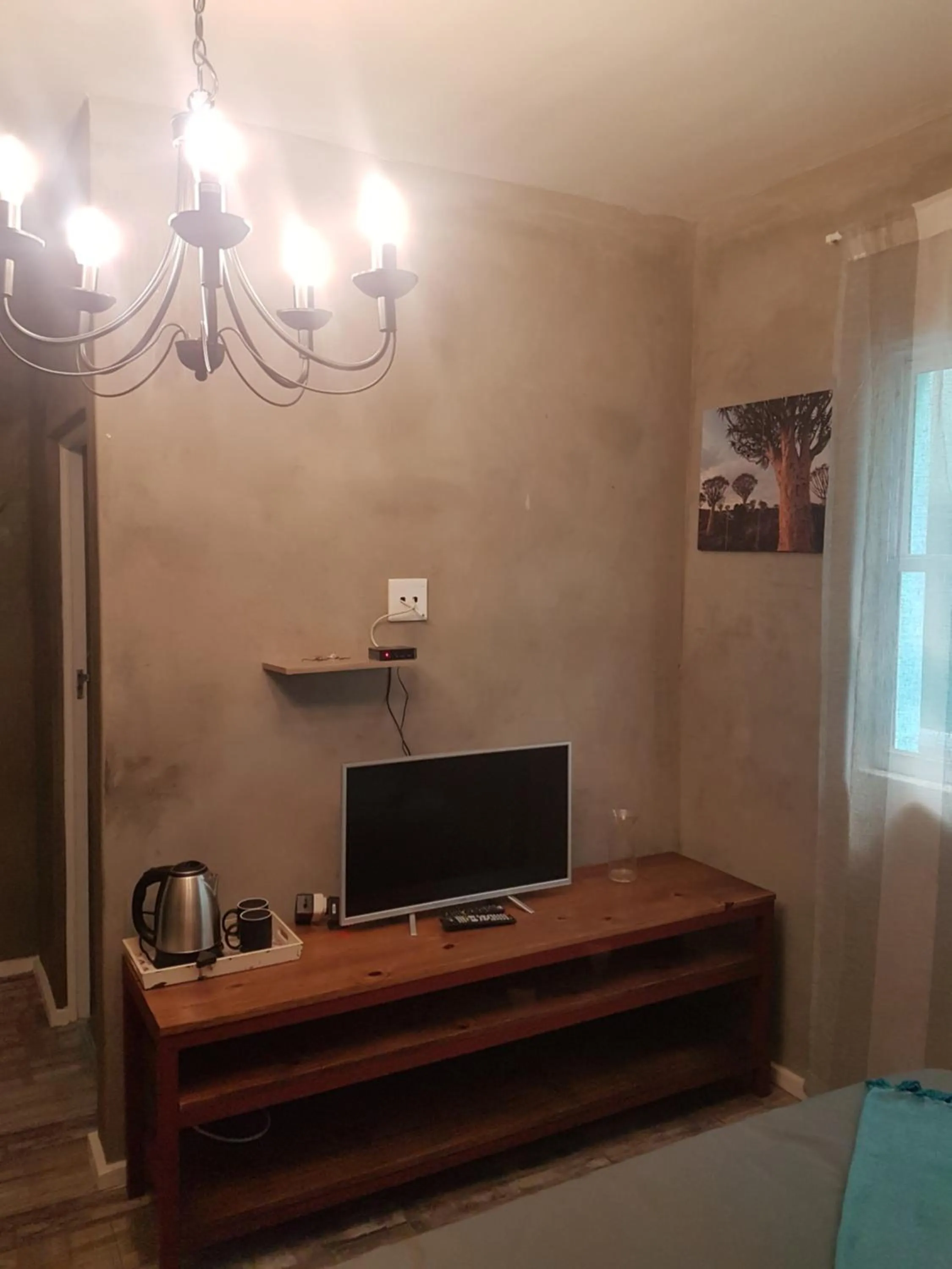 Photo of the whole room in The Mountains